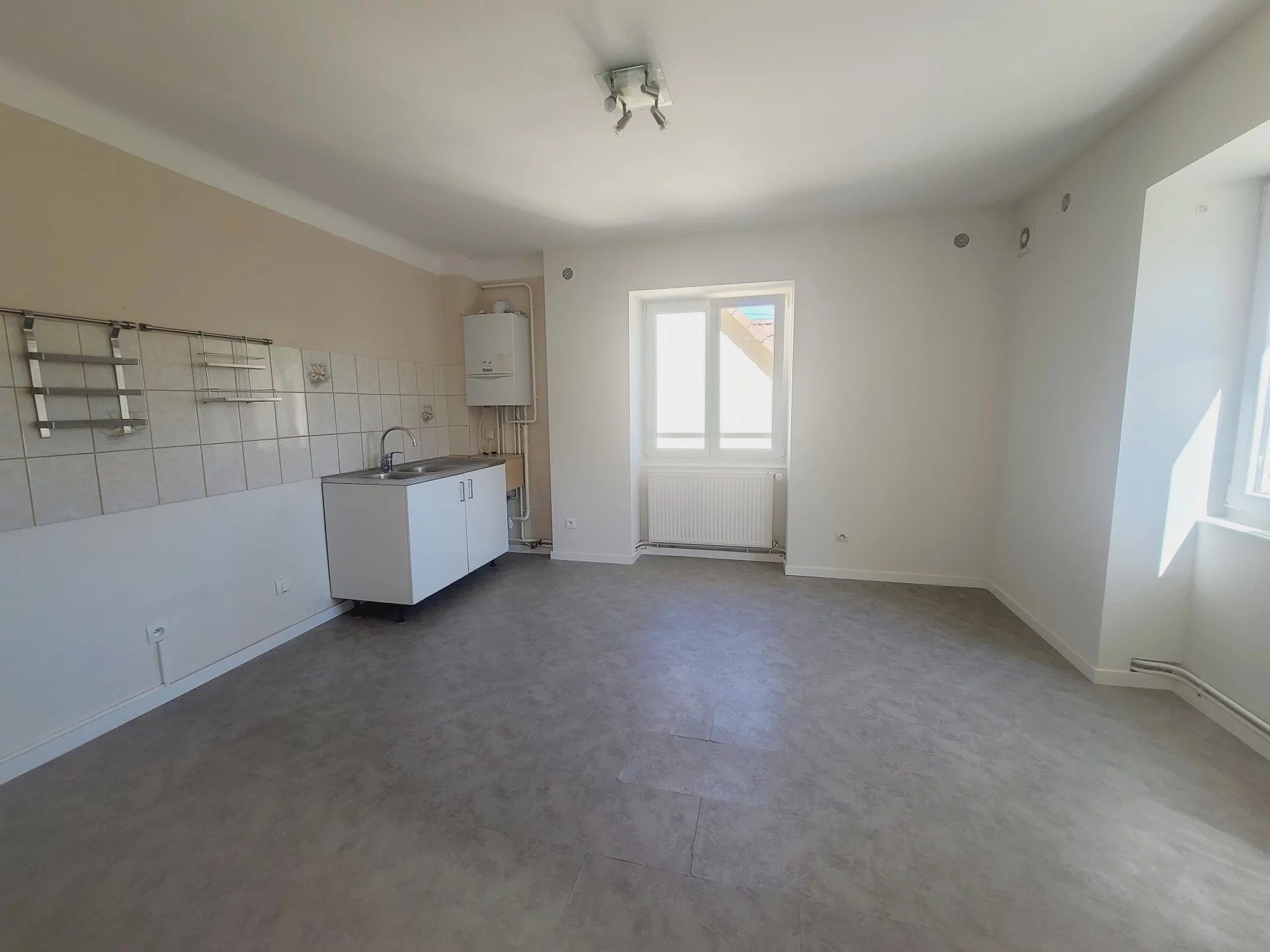 Bright apartment, 2 bedrooms with potential for 3 bedrooms 4