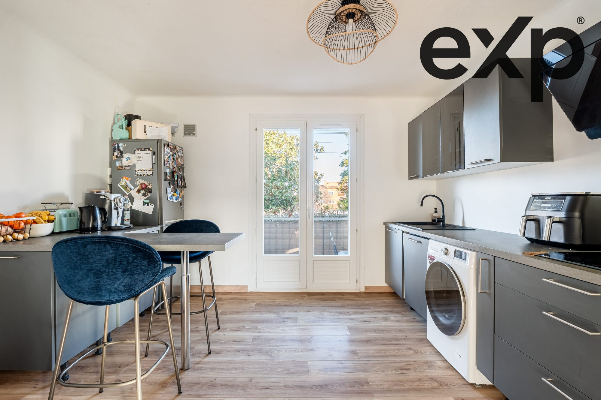 3-Room Through Apartment - Renovated - Bright - Outdoor Spaces 4