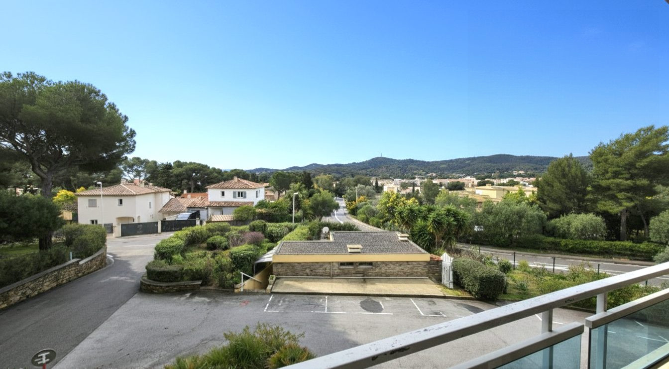 APPARTEMENT 3 PIECES AVEC BALCON – PARKING DANS LA RESIDENCE – PISCINES – QUARTIER PROCHE CENTRE-VILLE – LA FAVIÈRE