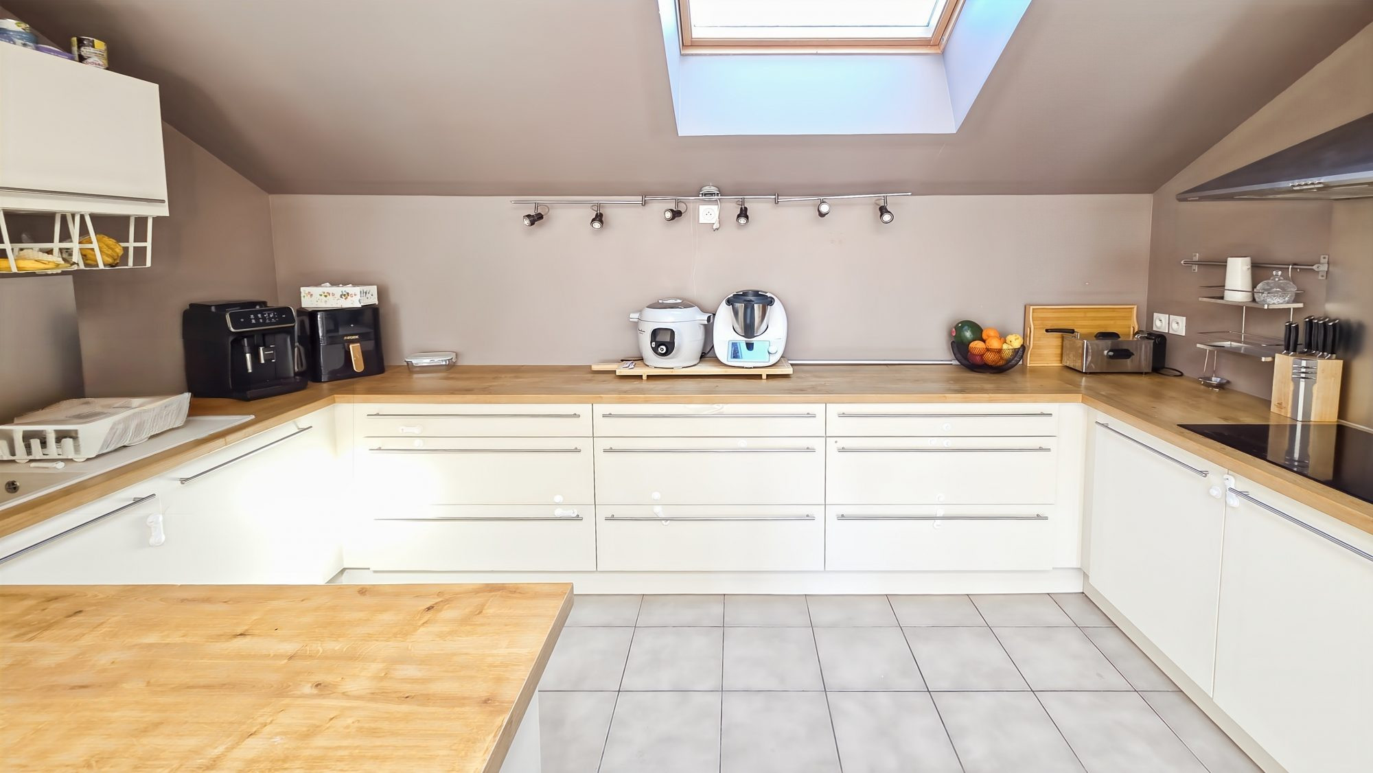 Bright 4-Room Apartment – Top Floor – Recent and Secure Residence – Strategic Location 4