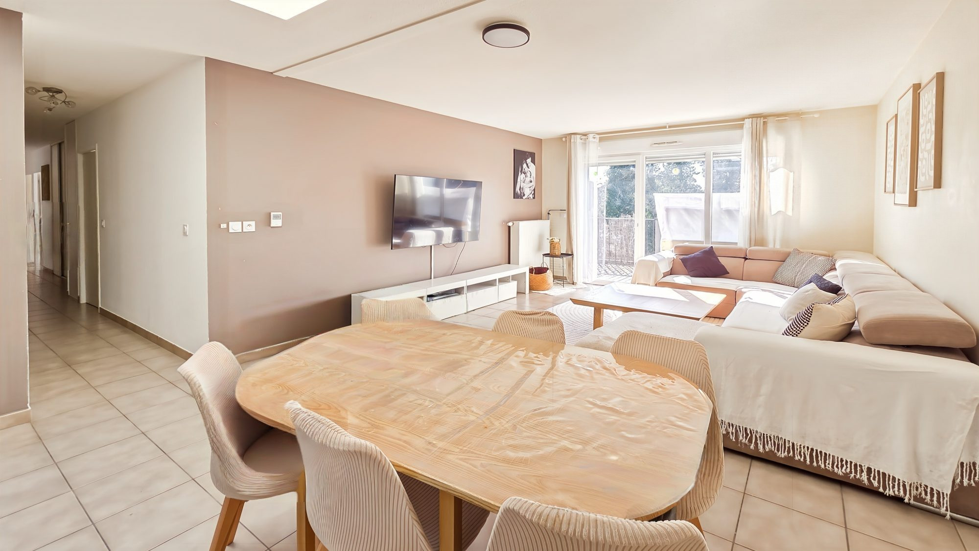 Bright 4-Room Apartment – Top Floor – Recent and Secure Residence – Strategic Location 3