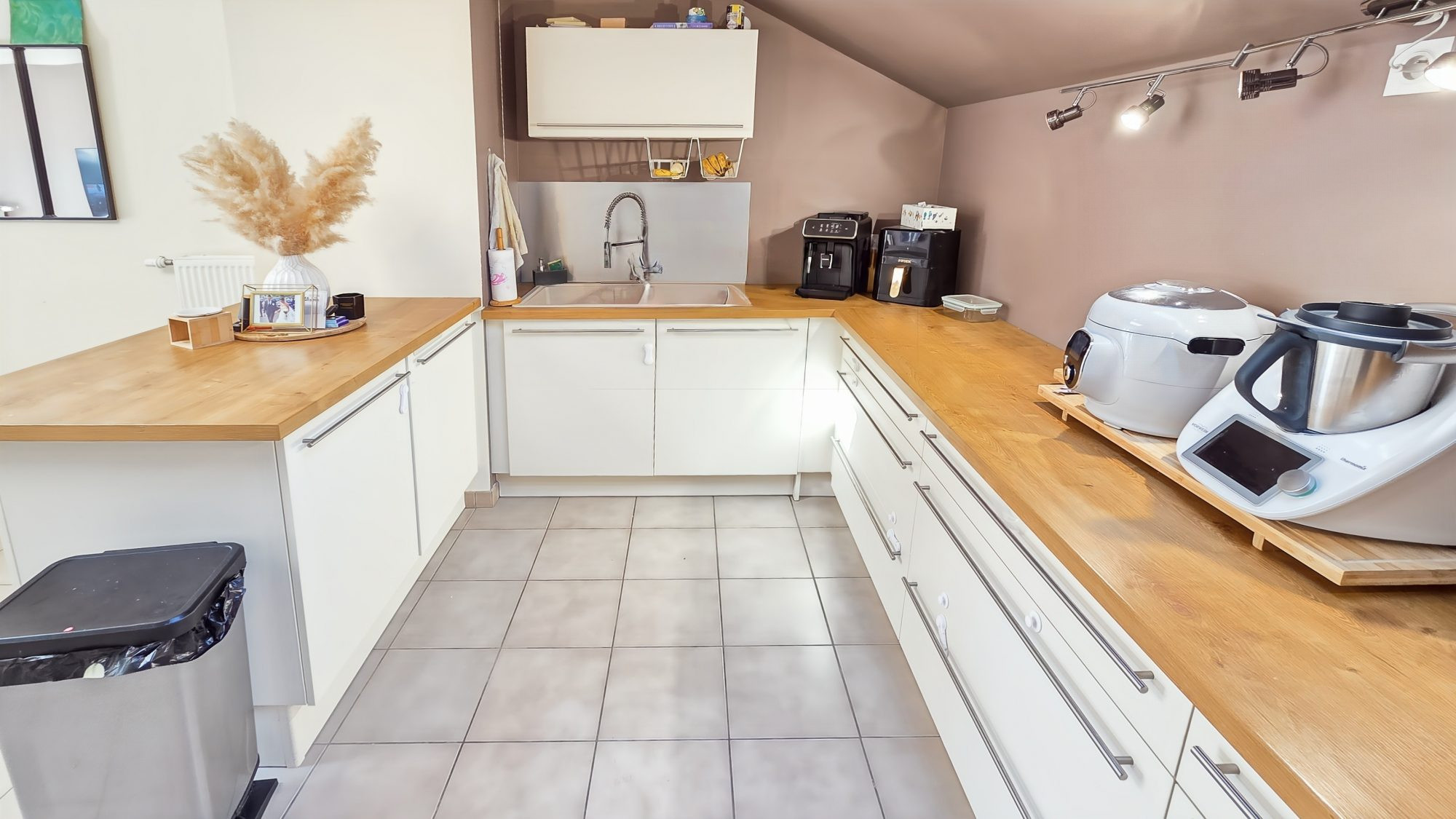 Bright 4-Room Apartment – Top Floor – Recent and Secure Residence – Strategic Location 5