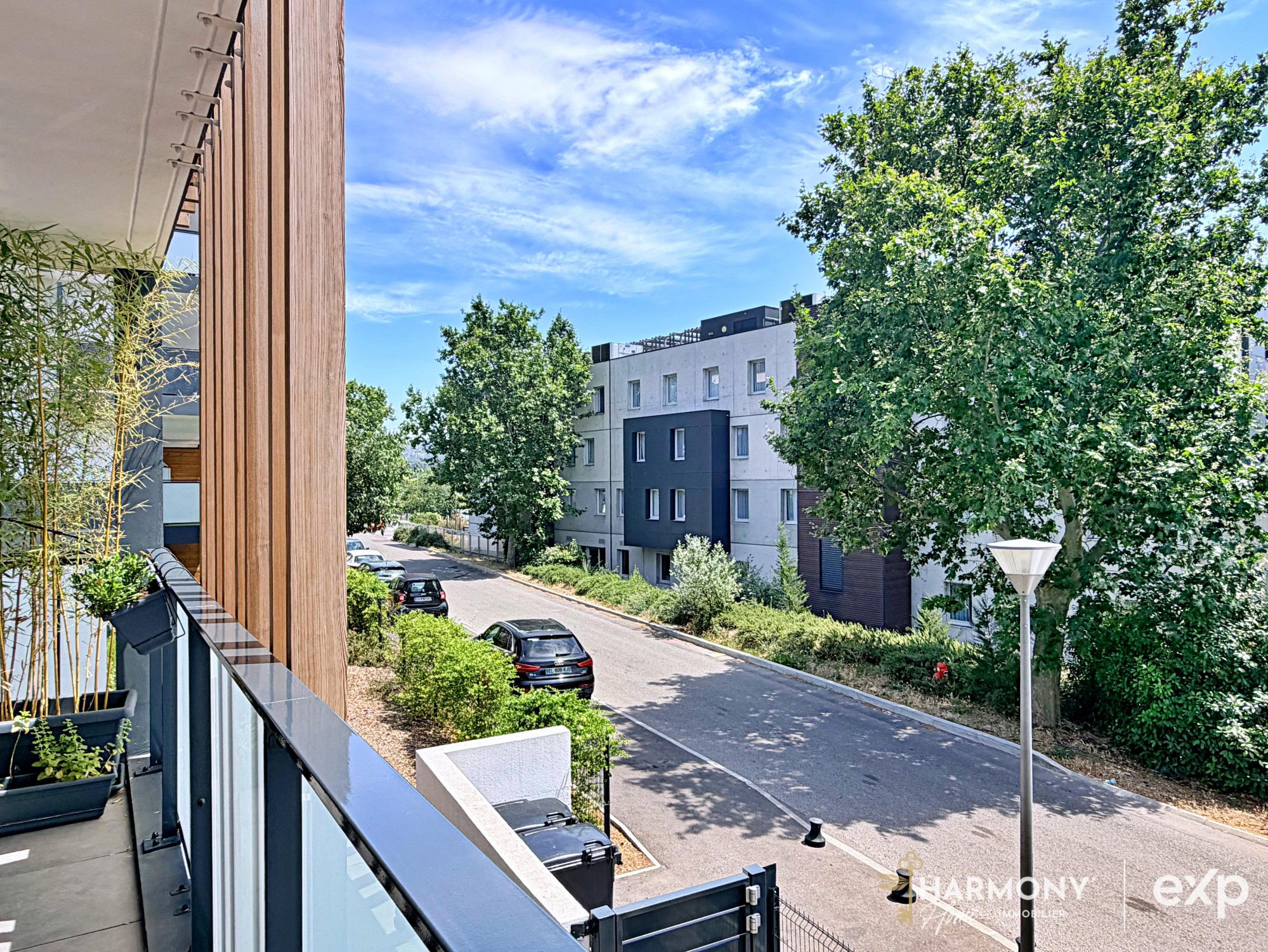 Modern 4-Room Apartment with Terrace and Garage Box 2