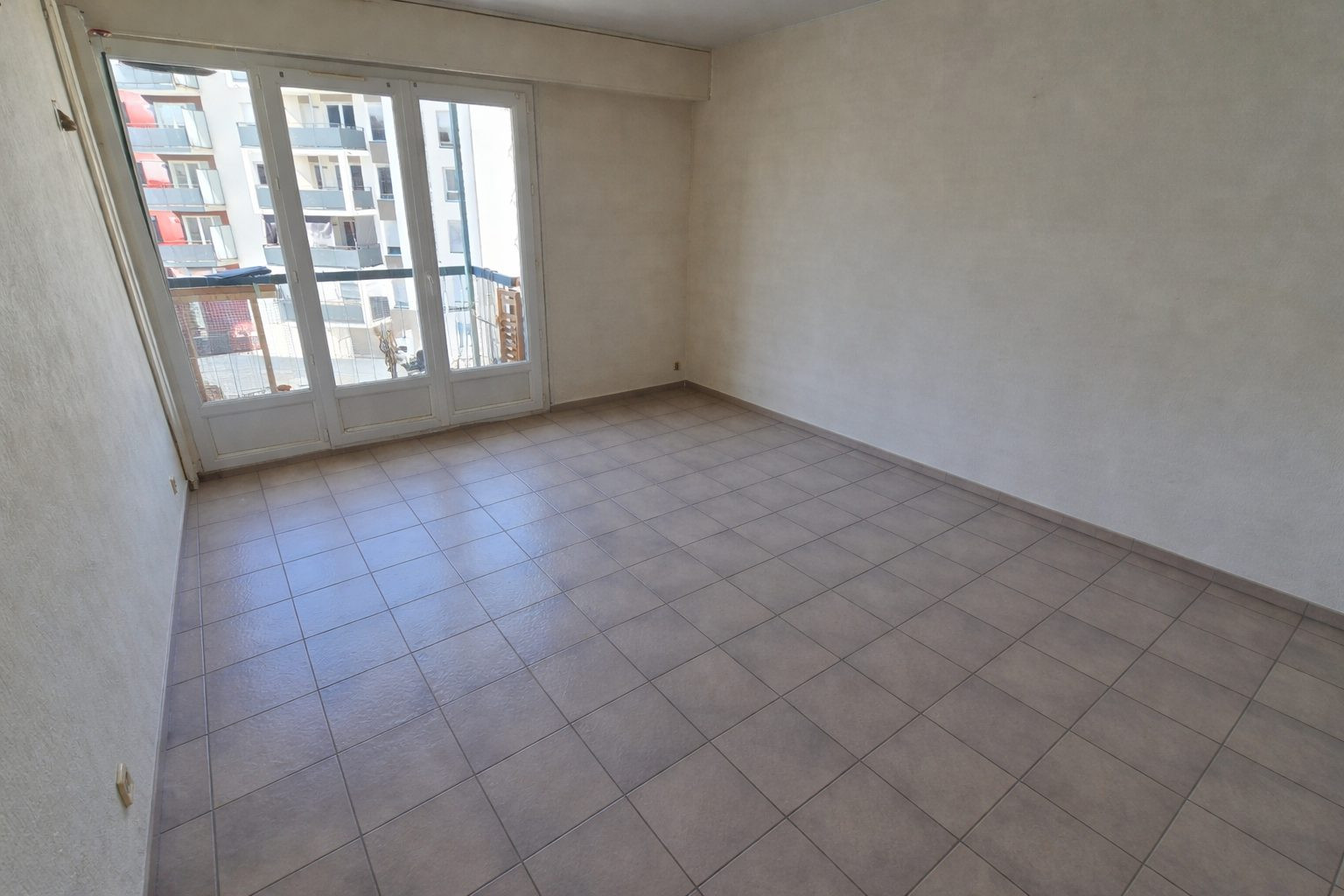 IDEAL LOCATION – TOP FLOOR – UNOBSTRUCTED VIEW 3