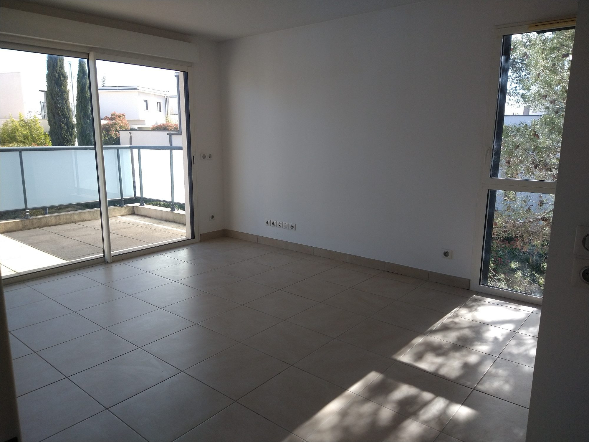 Beautiful 2-bedroom apartment on top floor in a sought-after neighborhood. 3