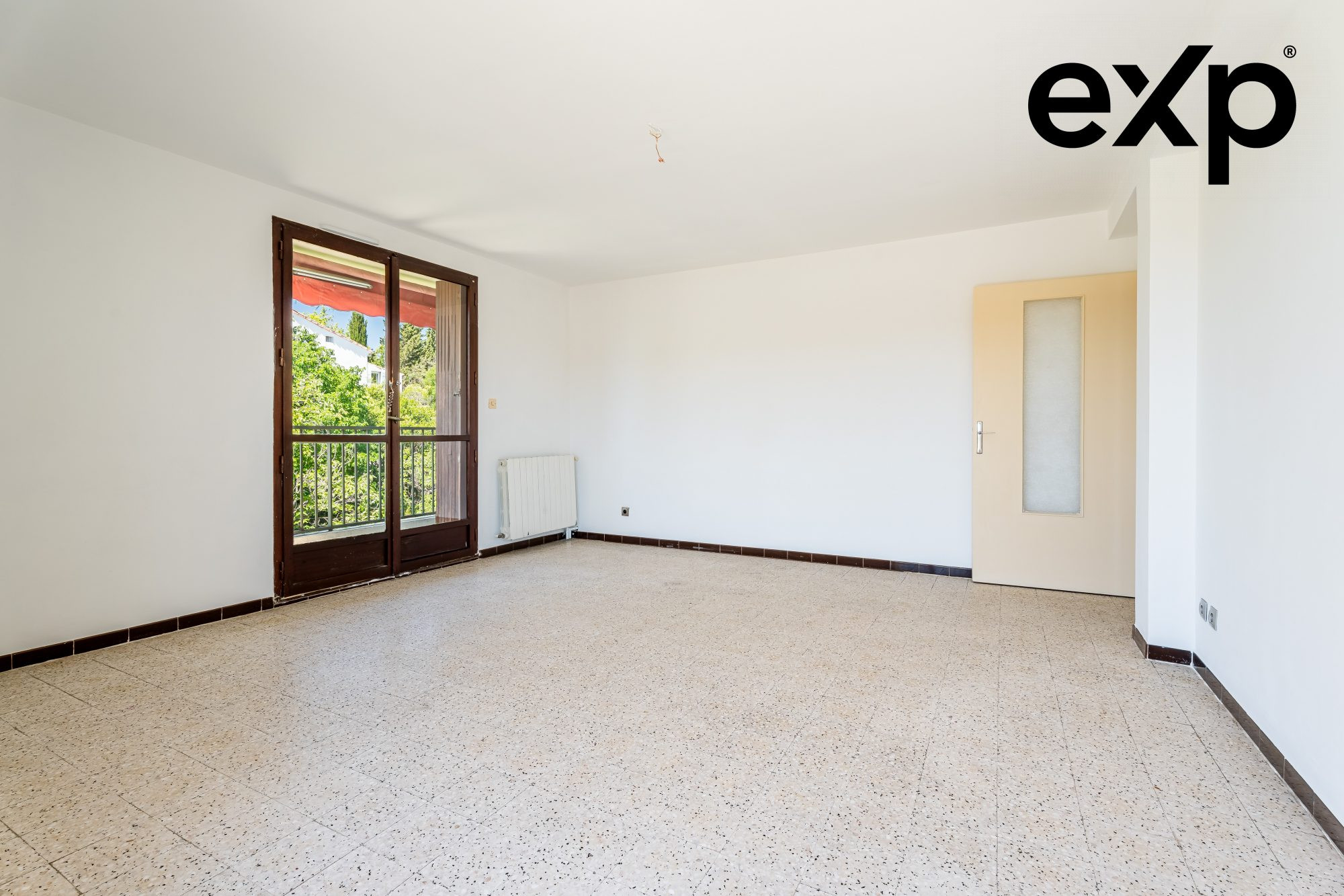 Bright T4 – Top Floor – Garage, Parking and Cellar – Strong Potential 5