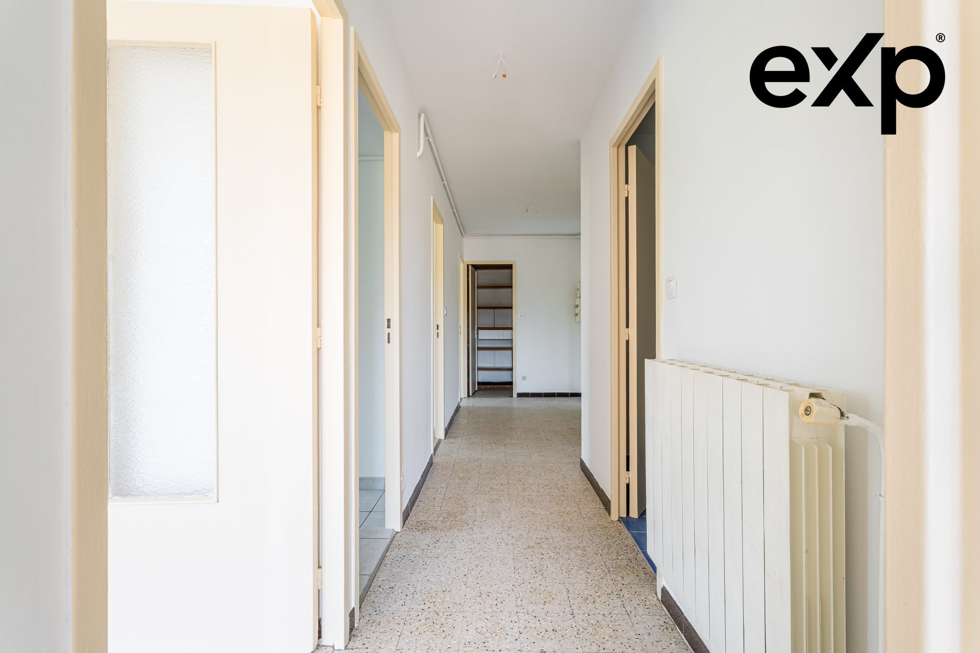 Bright T4 – Top Floor – Garage, Parking and Cellar – Strong Potential 4