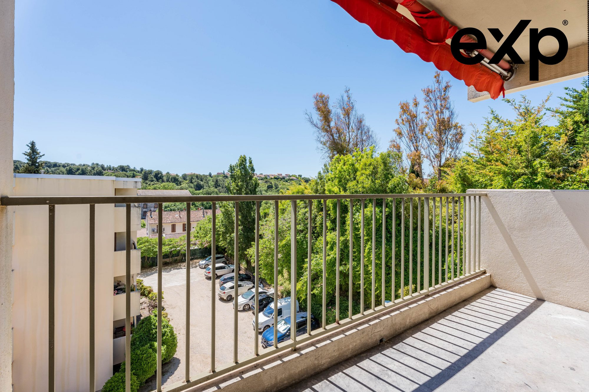 Bright T4 – Top Floor – Garage, Parking and Cellar – Strong Potential 2