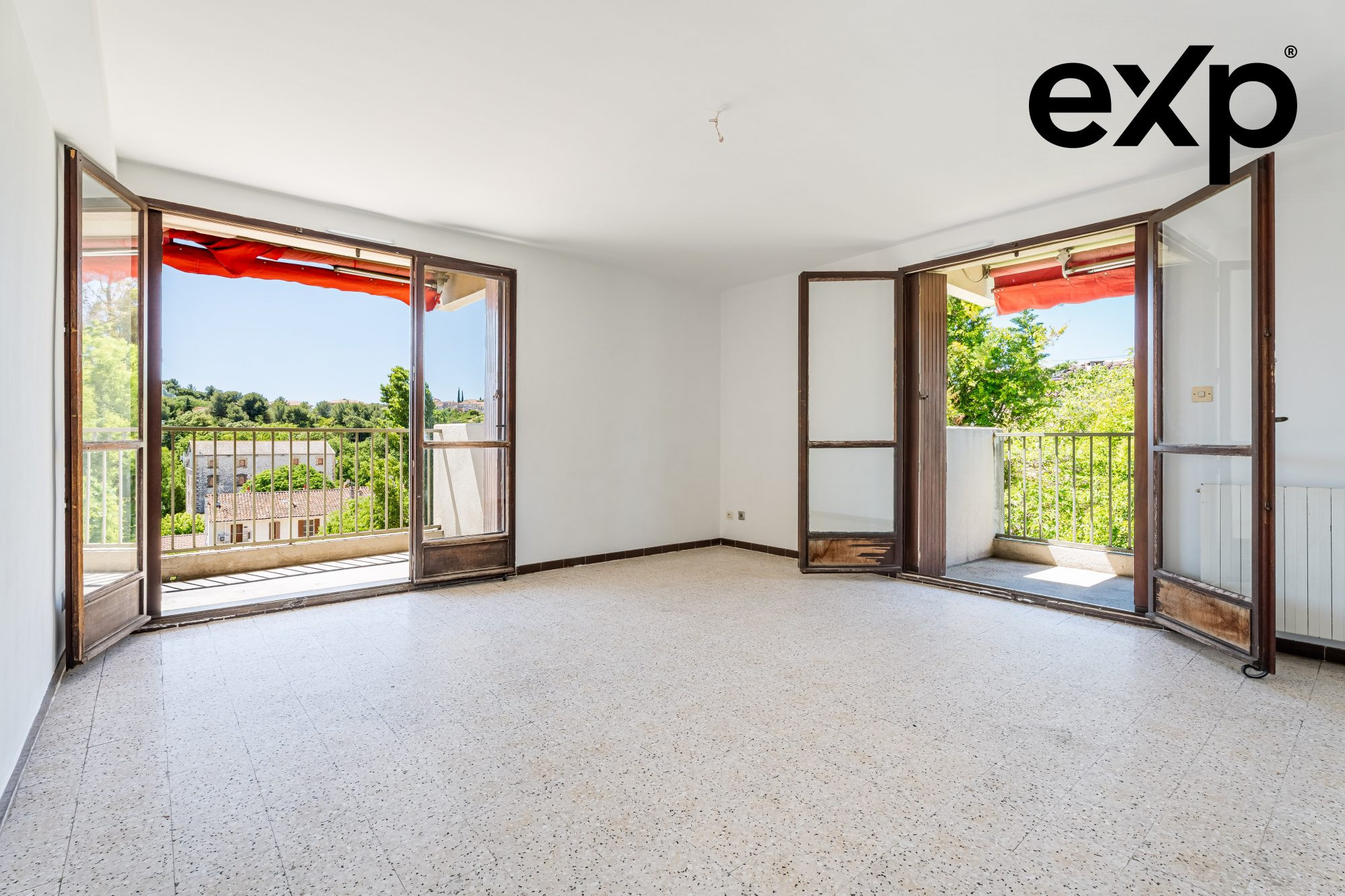 Bright T4 – Top Floor – Garage, Parking and Cellar – Strong Potential 3