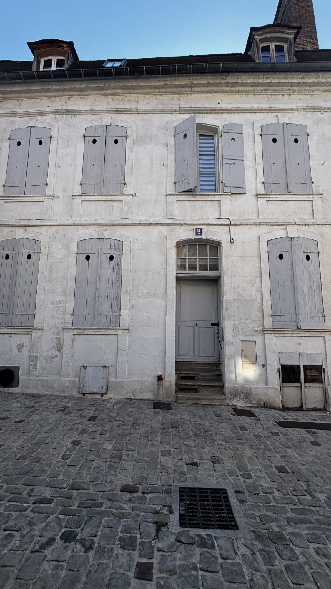 3-Bedroom Apartment in Historic Building 4