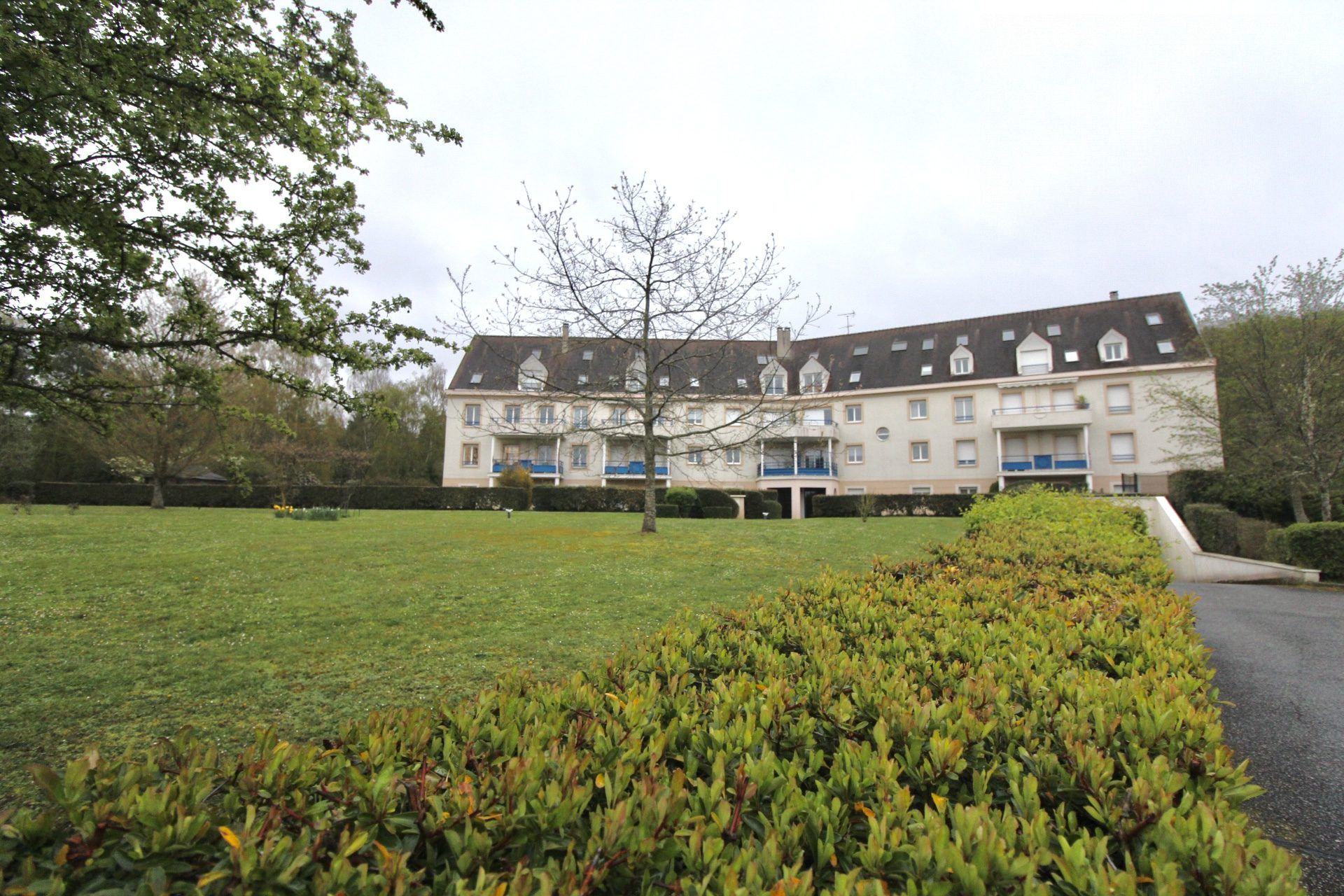 Très bel appartement F2 de 46,54 m2 dans une résidence privrative et verdoyante avec une place de parking