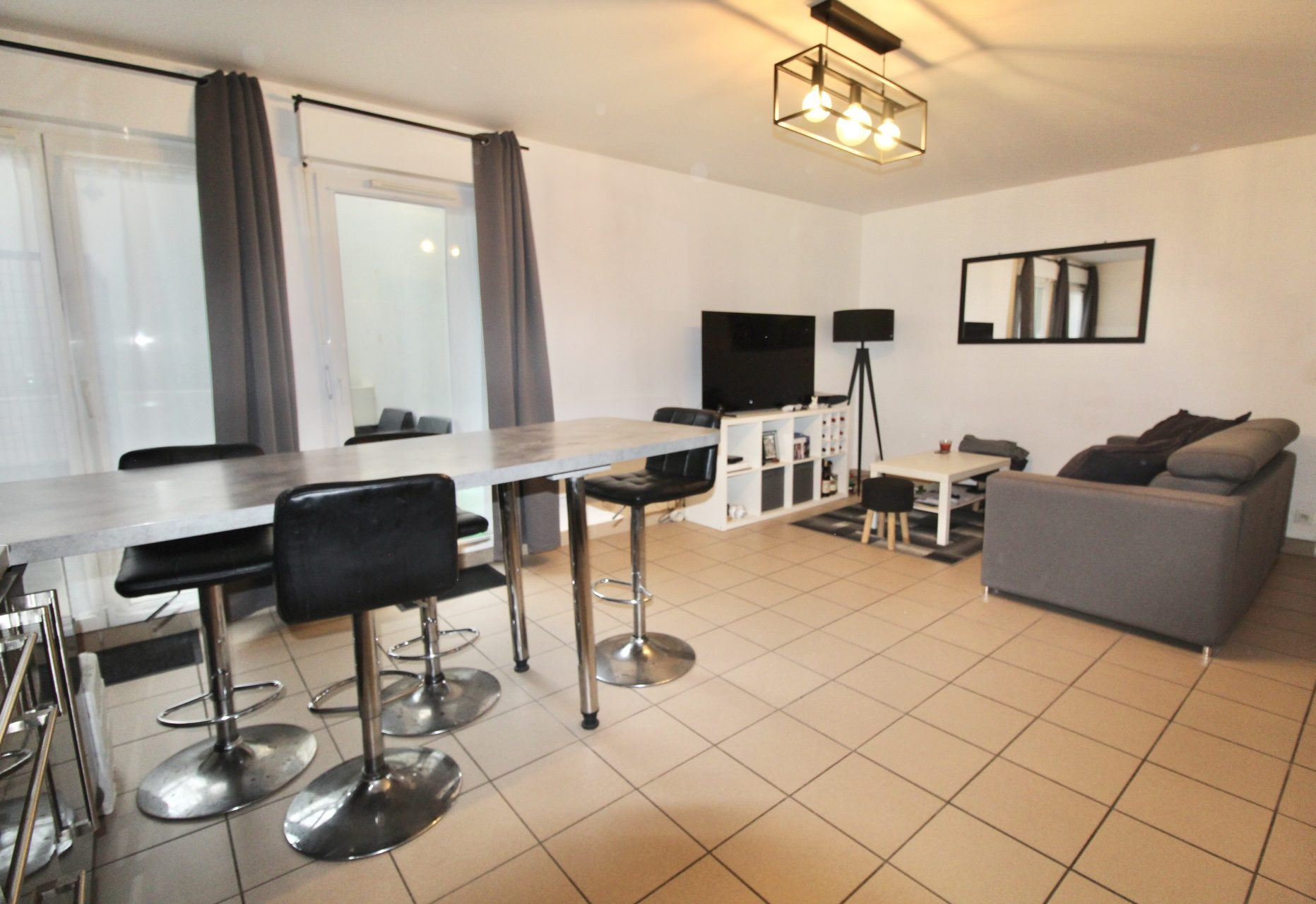 Très bel appartement F2 de 46,54 m2 dans une résidence privrative et verdoyante avec une place de parking