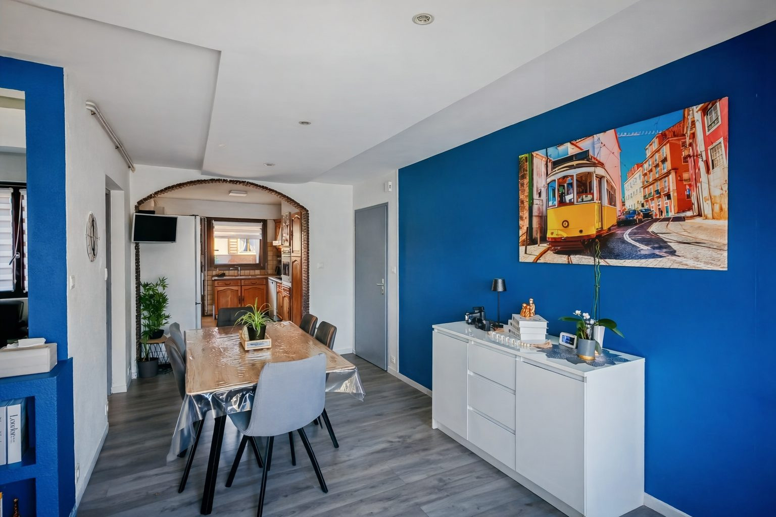 Appartement lumineux de 84 m² – 2/3 chambres – 3 balcons – garage fermé – cave