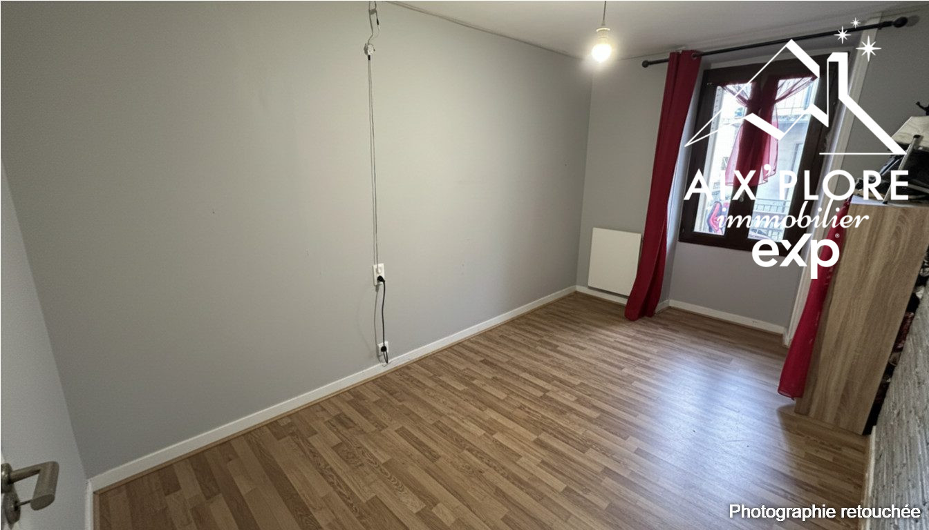 2-BEDROOM APARTMENT IN YENNE HISTORIC CENTER 3
