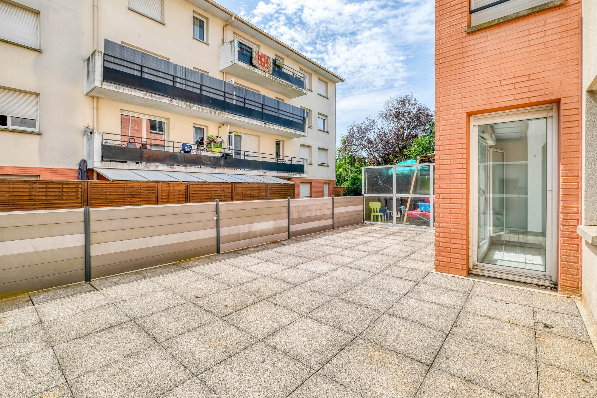 Dans jolie copropriété avec grande terrasse et stationnement