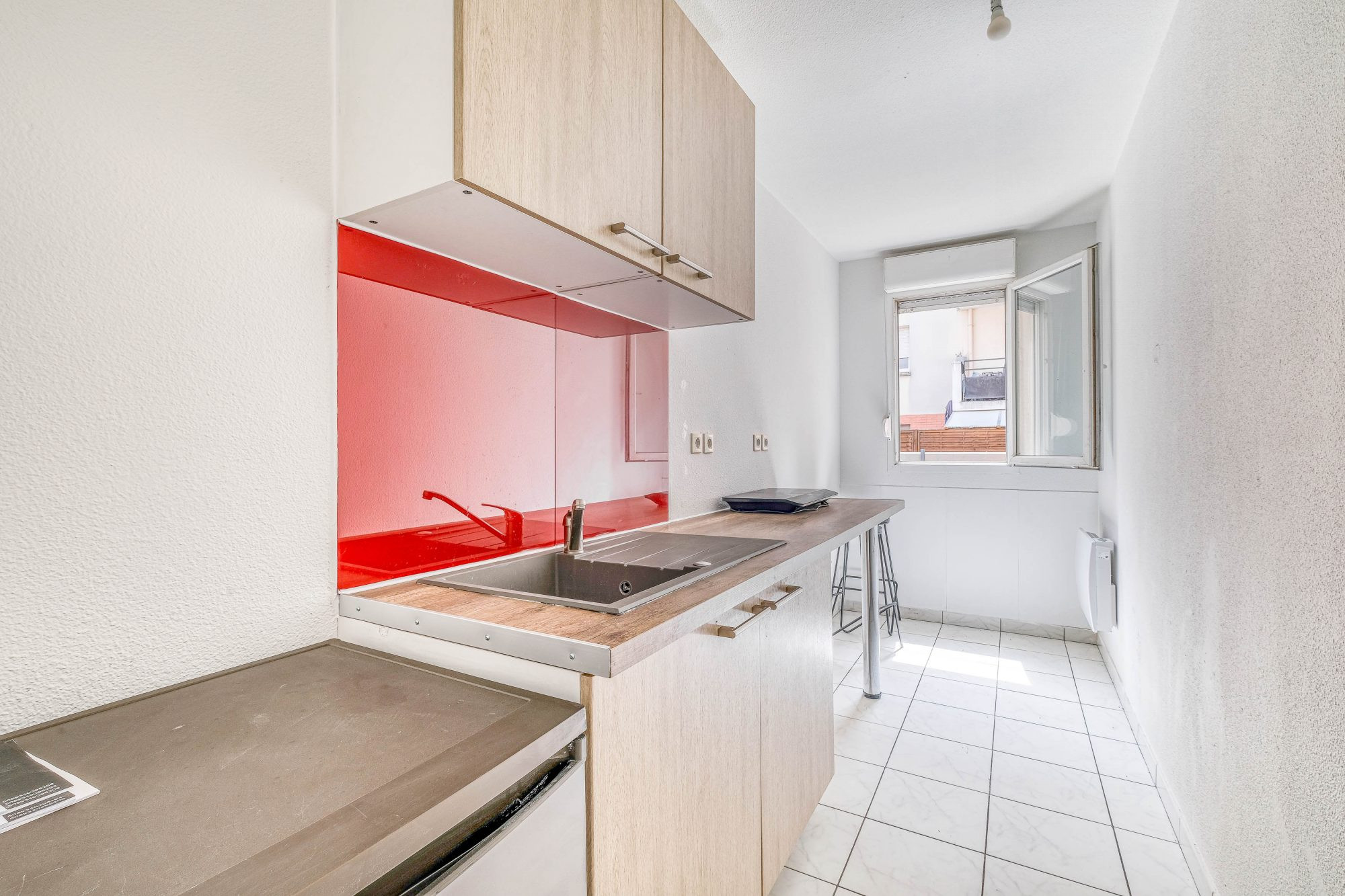 Dans jolie copropriété avec grande terrasse et stationnement