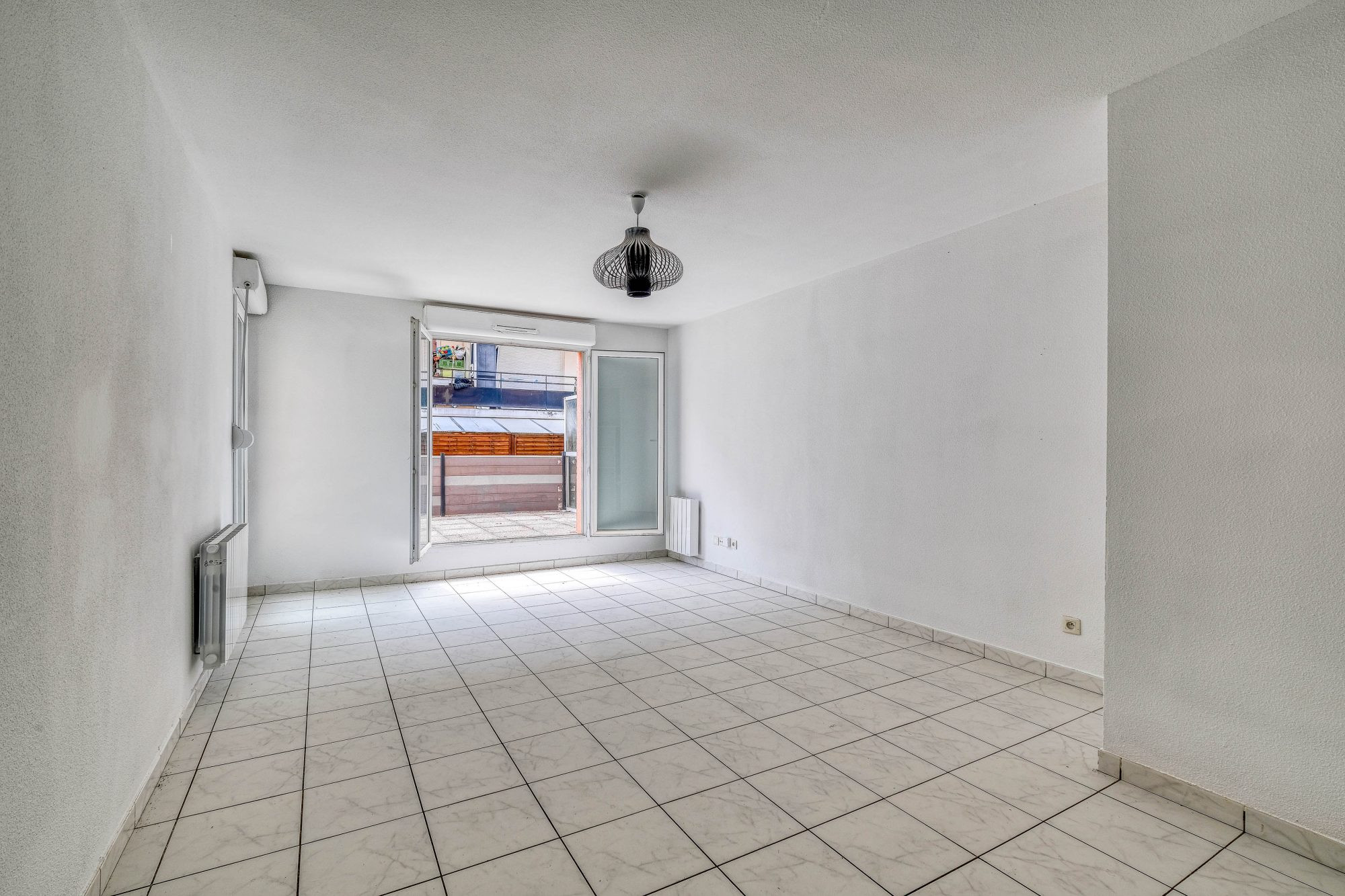 Dans jolie copropriété avec grande terrasse et stationnement