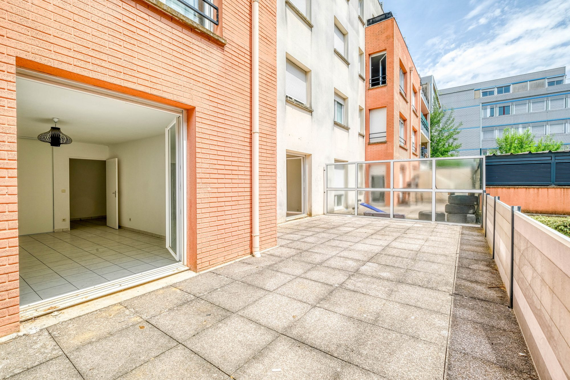 Dans jolie copropriété avec grande terrasse et stationnement