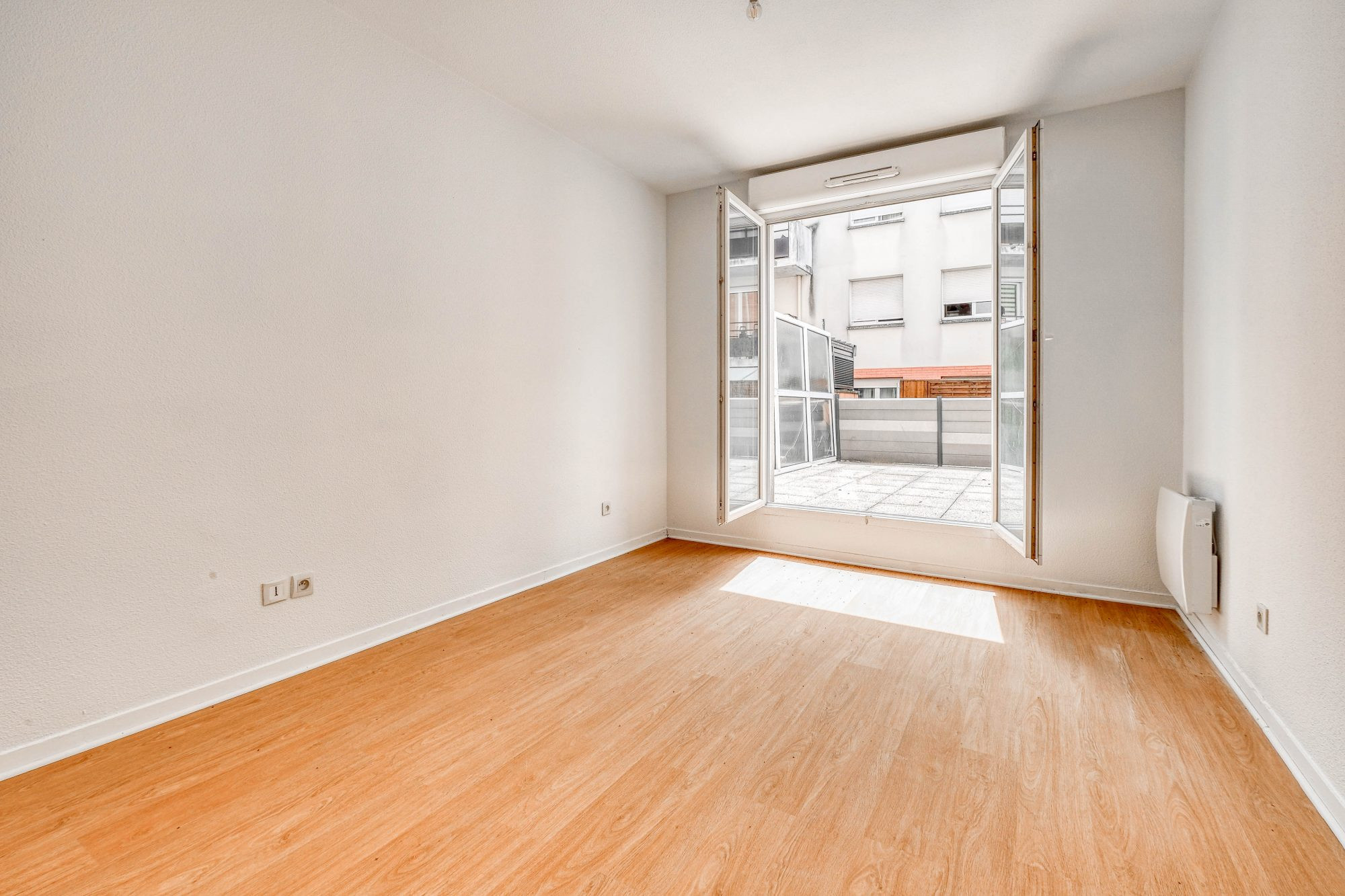 Dans jolie copropriété avec grande terrasse et stationnement