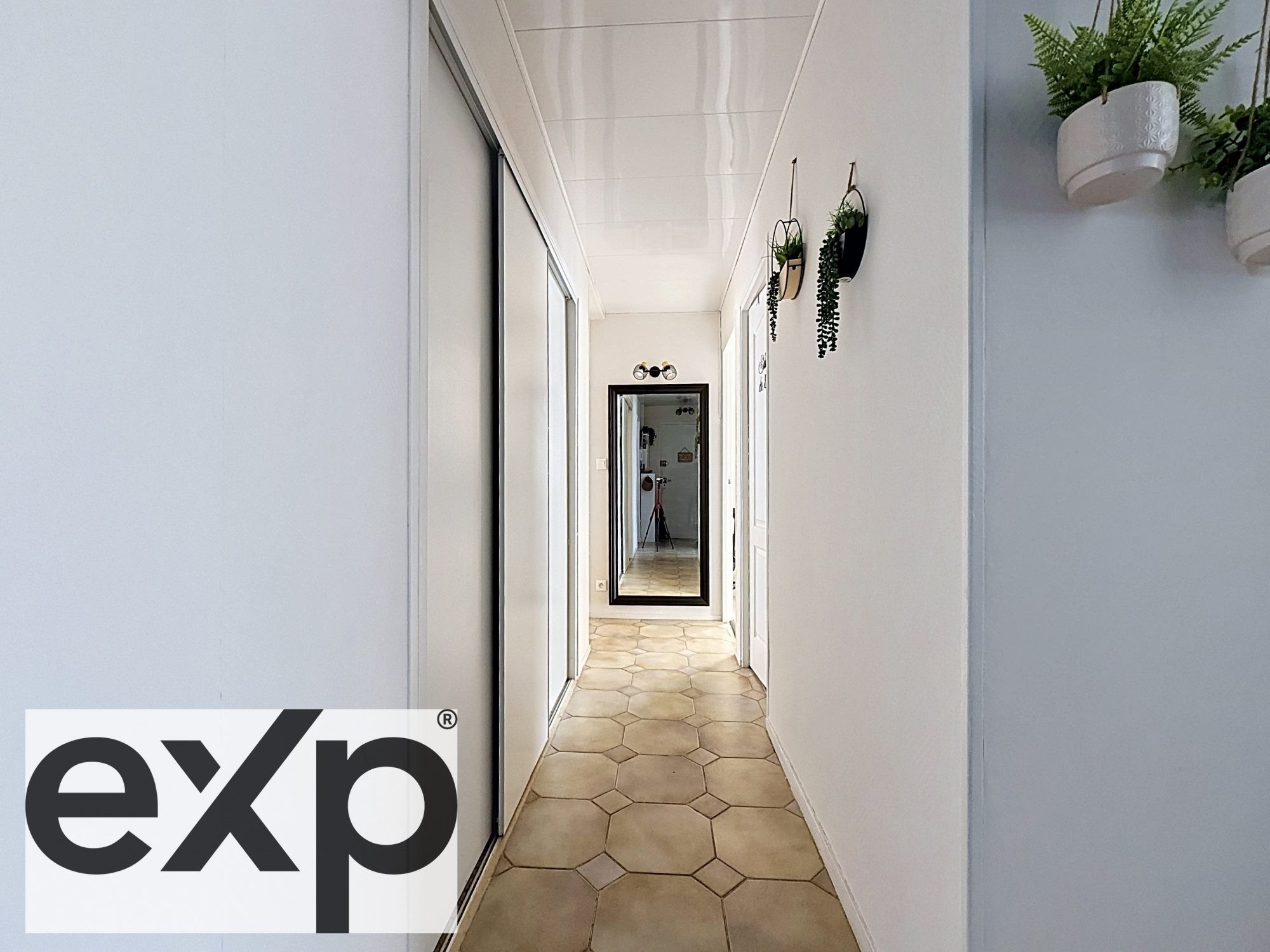 Vous cherchez un appartement lumineux, fonctionnel… avec extérieur et stationnement ?