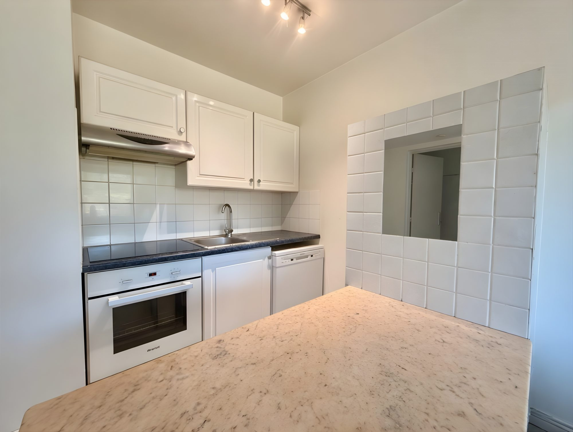 Antibes city center 2-room ground floor apartment in residence with swimming pool and tennis 4