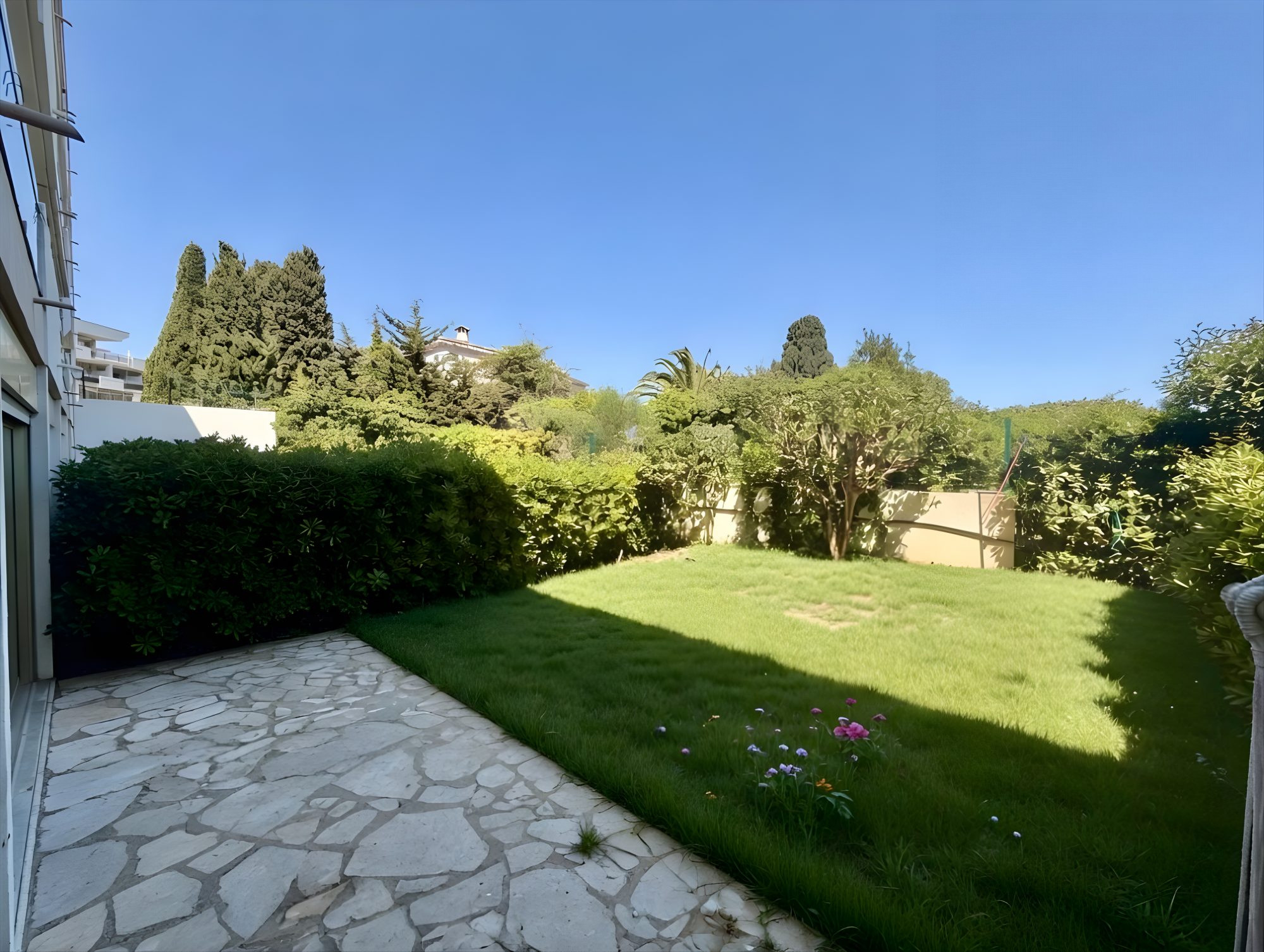 Antibes centre 2 pièces RDJ dans résidence avec piscine et tennis
