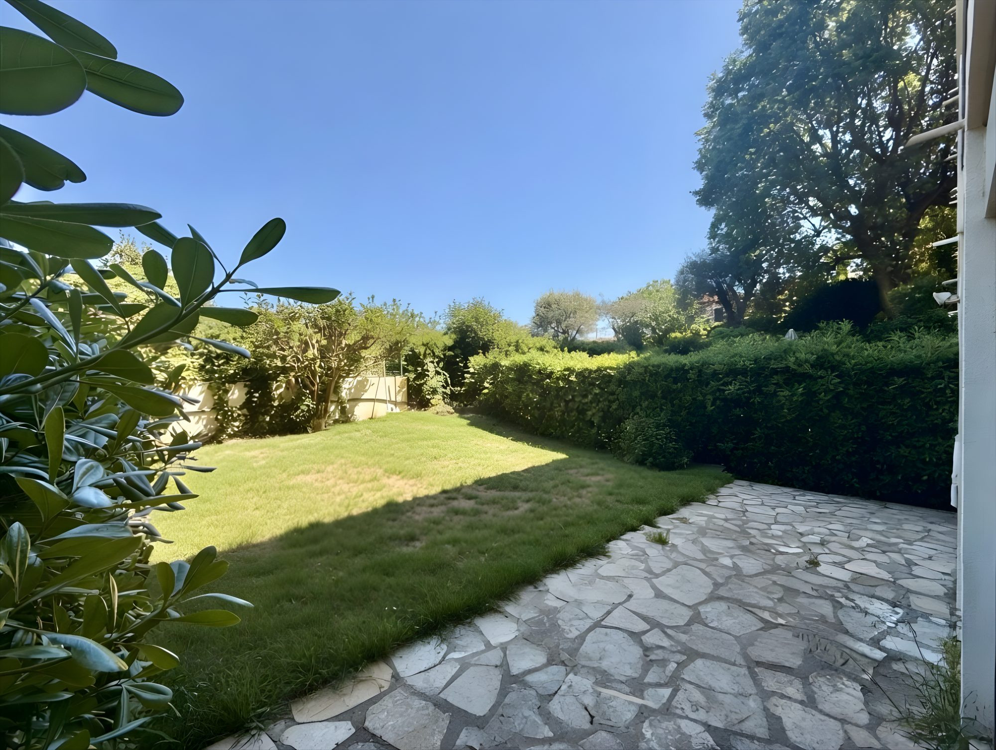Antibes centre 2 pièces RDJ dans résidence avec piscine et tennis