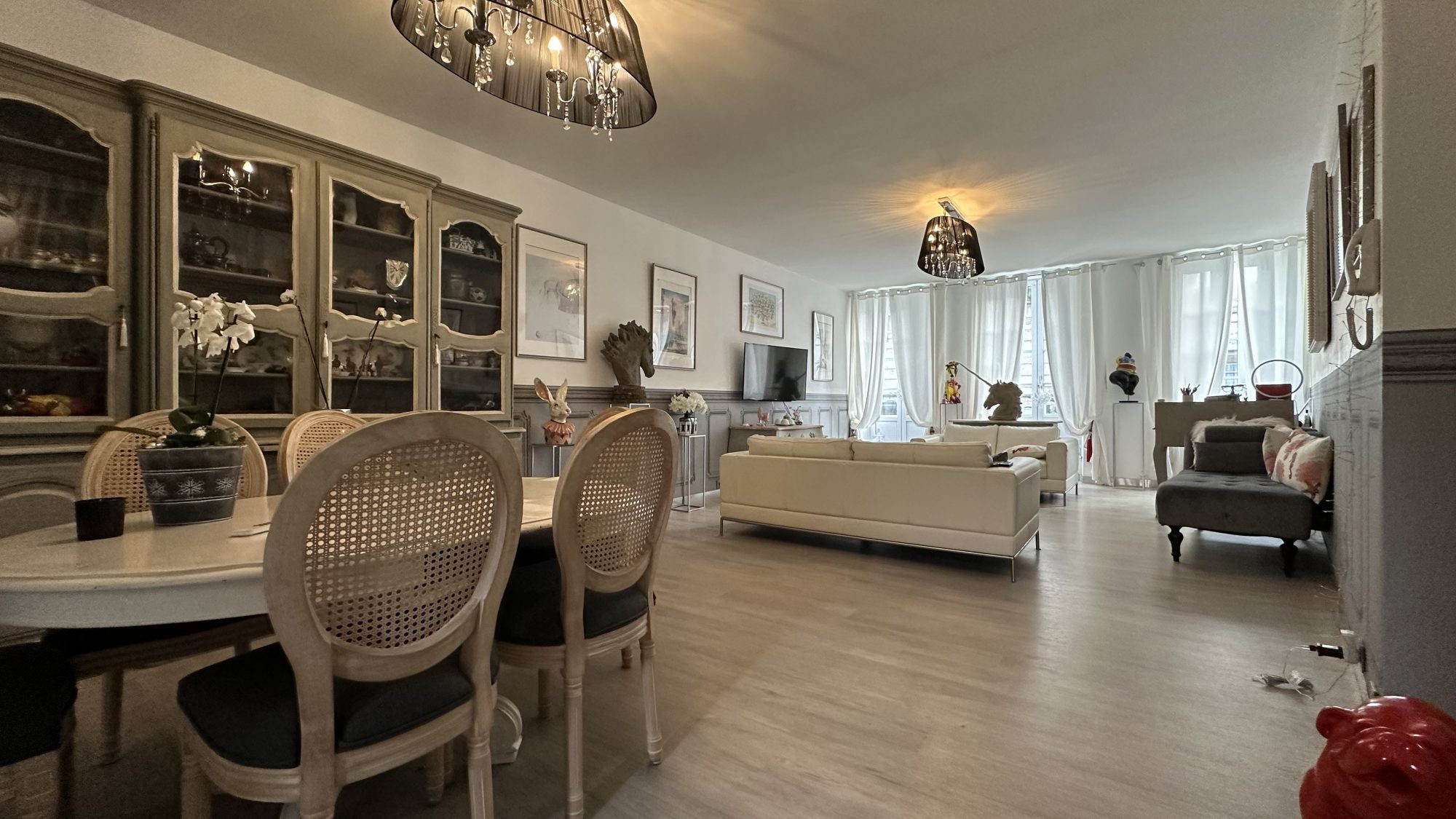 Un lieu caché au cœur de Rochefort — entre appartement de charme et maison de ville suspendue.