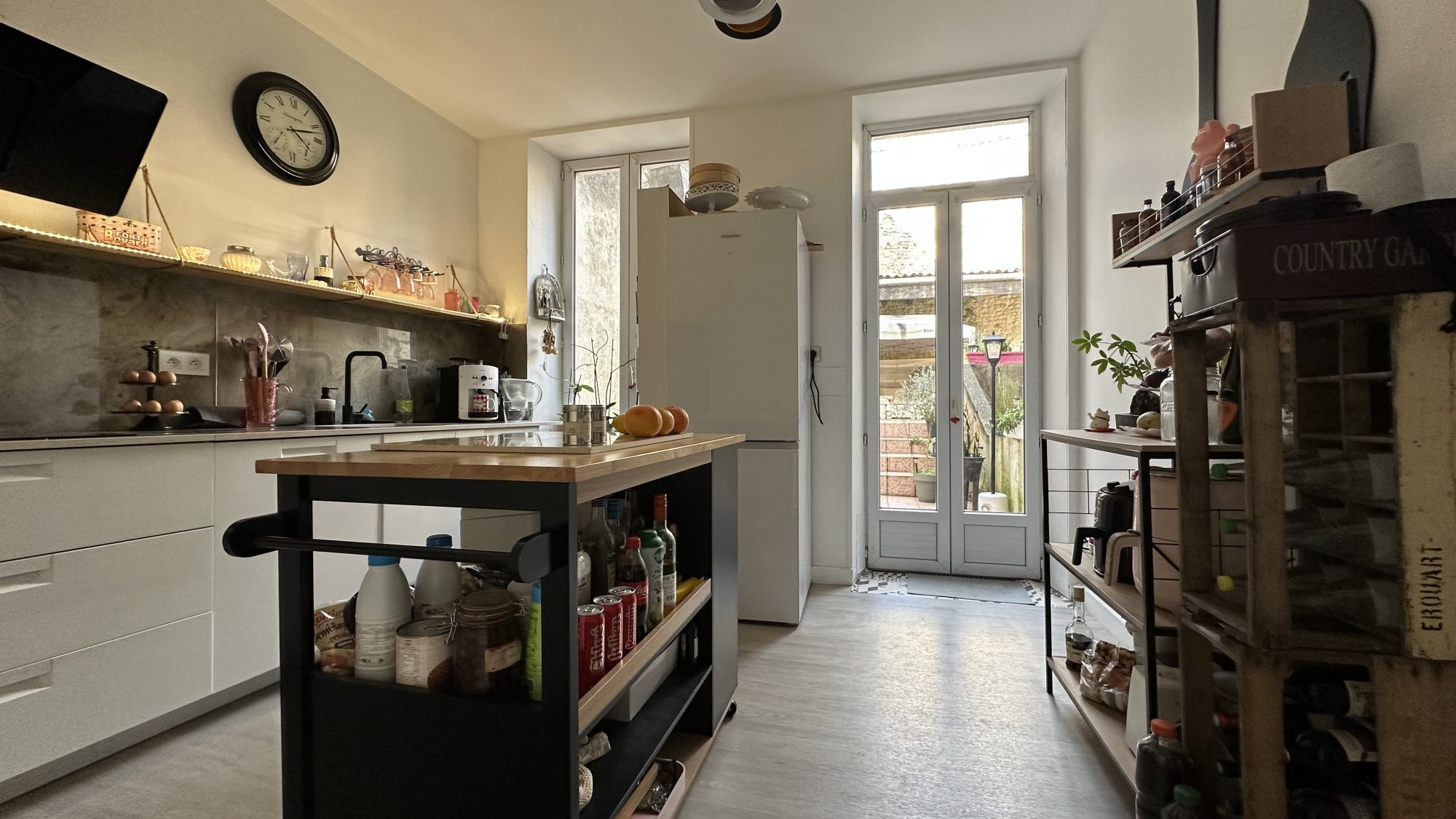 A hidden gem in the heart of Rochefort — between a charming apartment and a suspended townhouse. 4