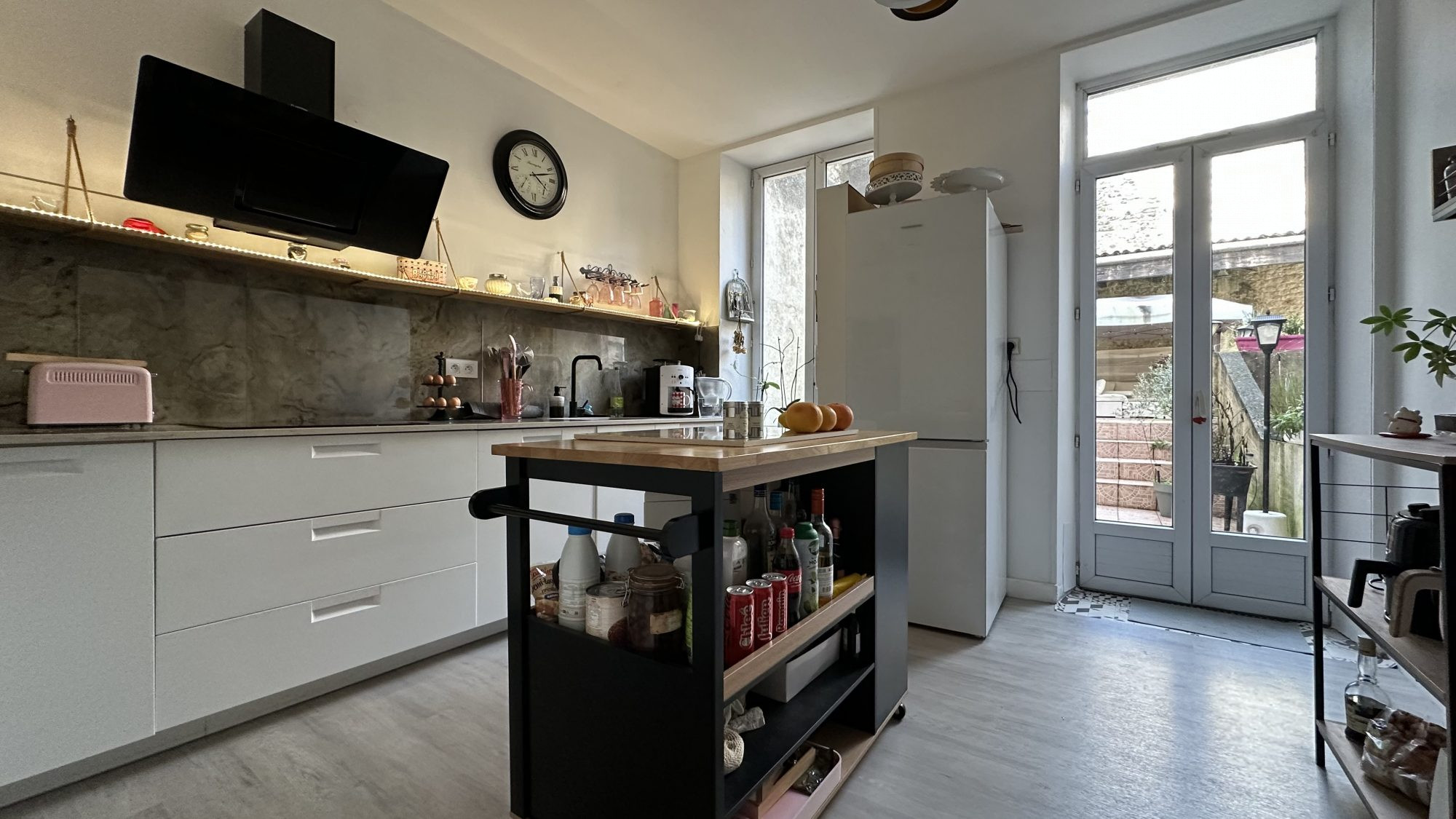 Un lieu caché au cœur de Rochefort — entre appartement de charme et maison de ville suspendue.