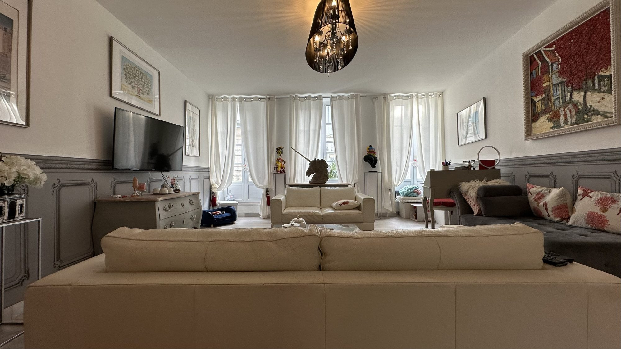 Un lieu caché au cœur de Rochefort — entre appartement de charme et maison de ville suspendue.