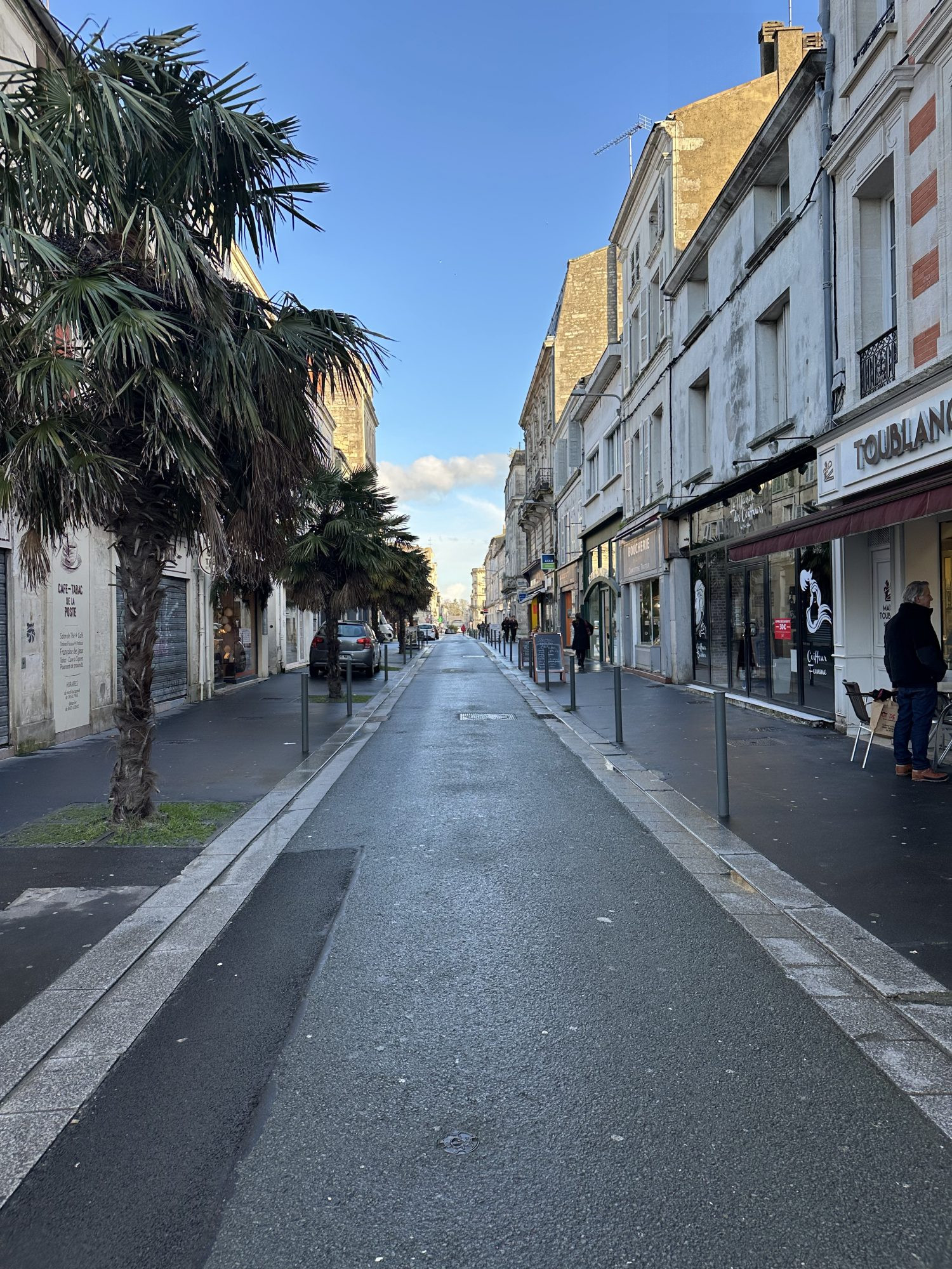 Un lieu caché au cœur de Rochefort — entre appartement de charme et maison de ville suspendue.