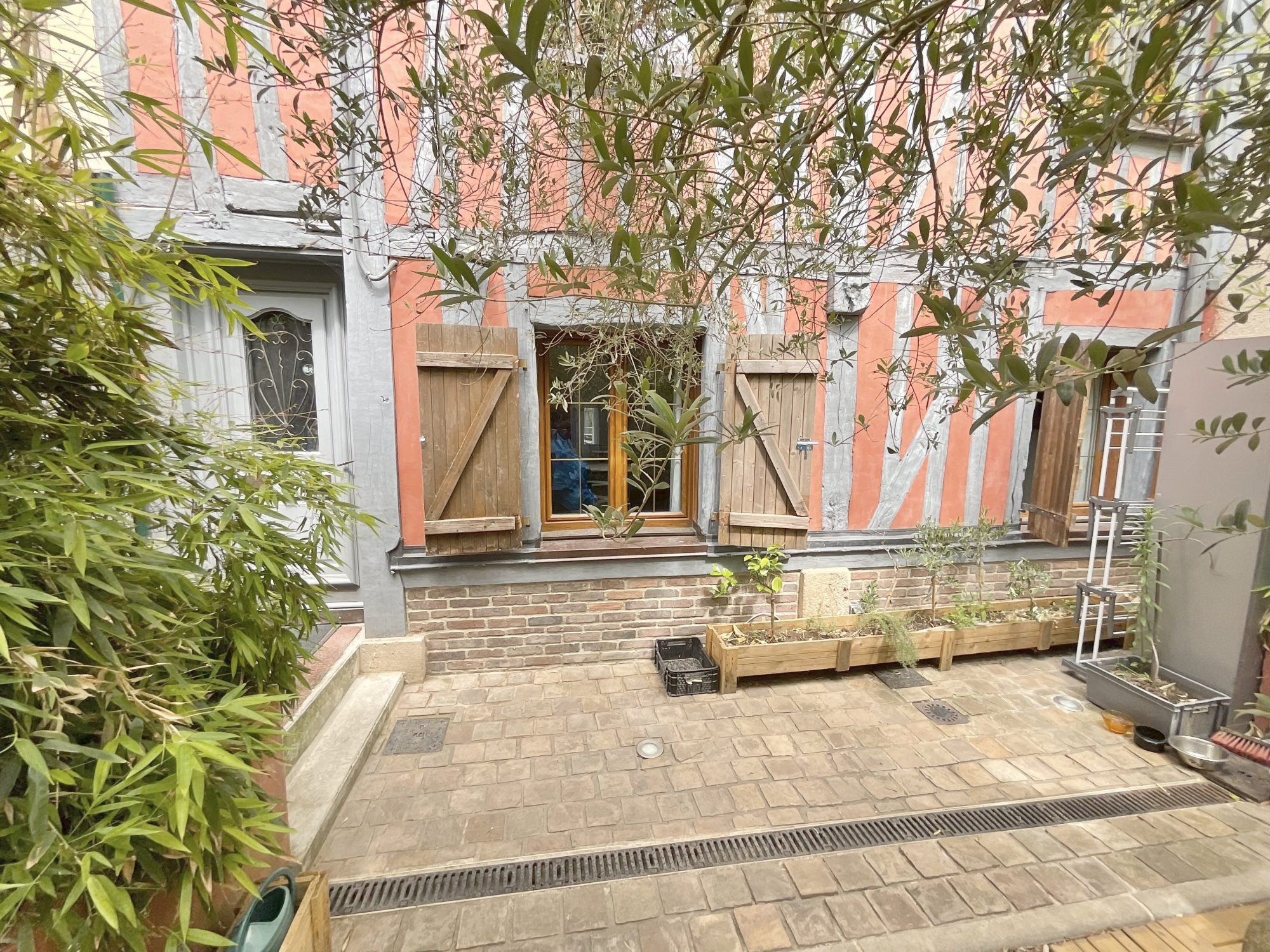 Appartement en TRIPLEX avec Cour et Rez de Jardin