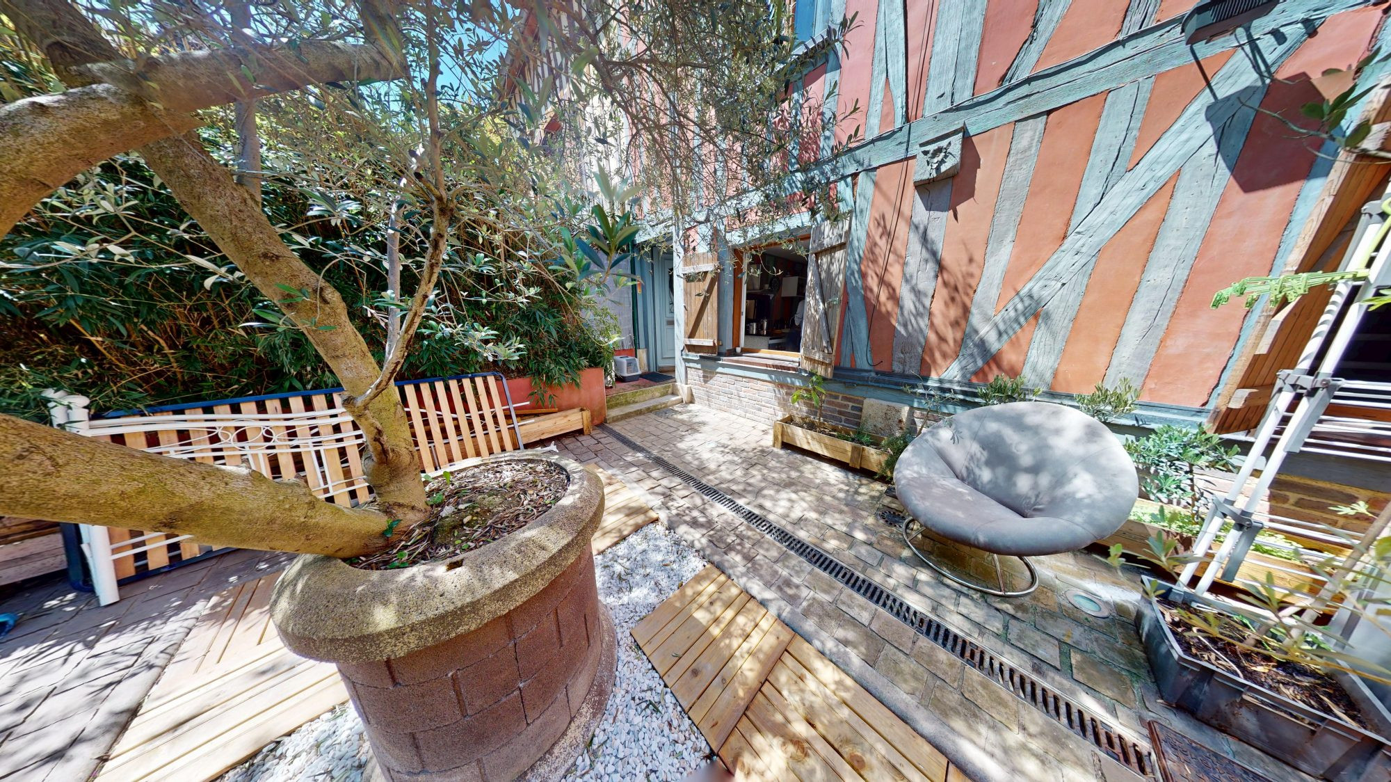 Appartement en TRIPLEX avec Cour et Rez de Jardin