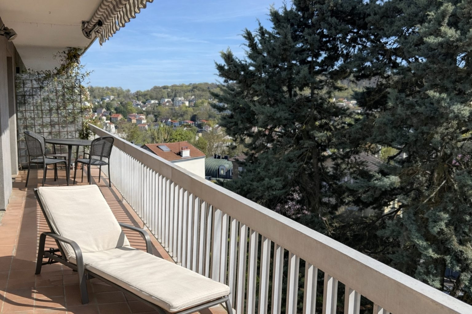 Dans résidence standing arborée avec gardienne à demeure et tennis, appartement de 59m2, 1 chambre avec baies vitrée sur large balcon filant de 14,5m2 plein sud à la vue dégagée