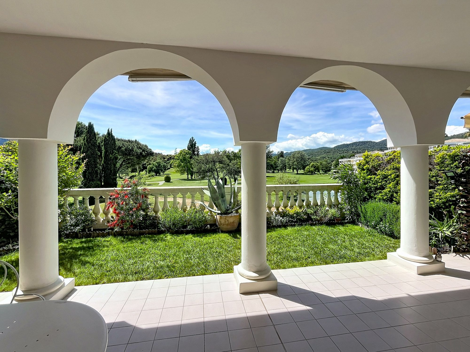 SUPERBE T2 DE STANDING AVEC TERRASSE/JARDIN ET VUE SUR LE GOLF - MINELLE