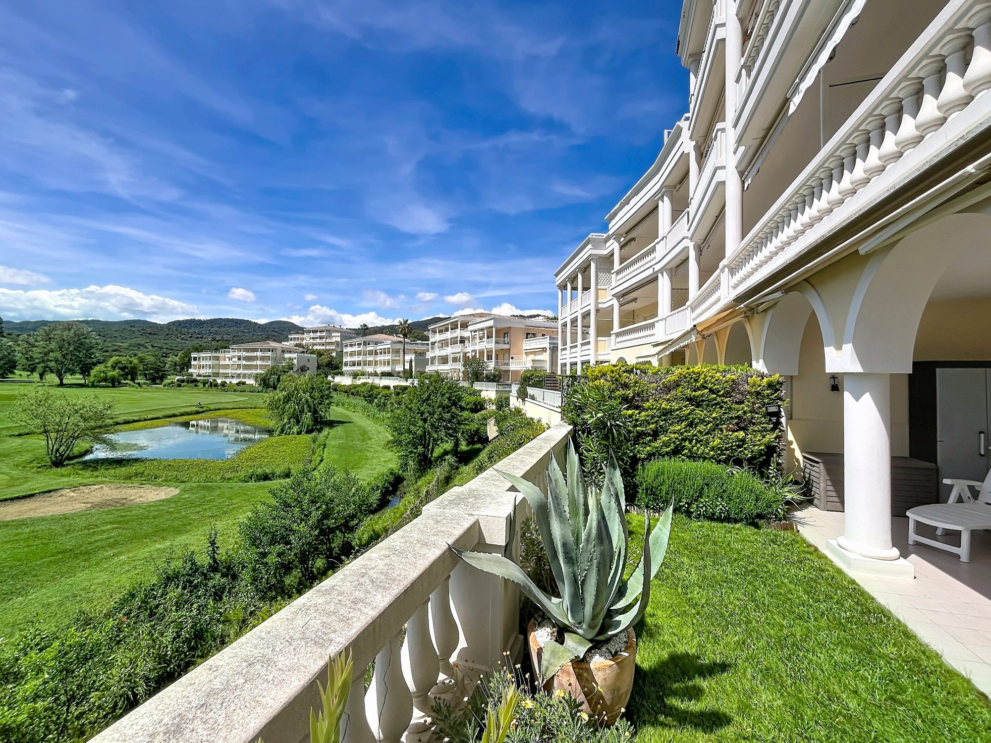 SUPERBE T2 DE STANDING AVEC TERRASSE/JARDIN ET VUE SUR LE GOLF - MINELLE