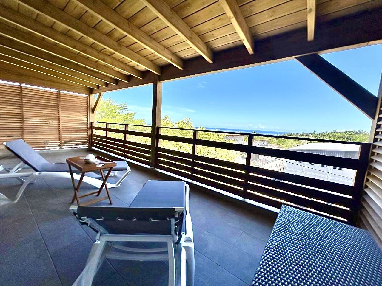 Duplex 90 m² Carrez (134 m² usable) with direct ocean view and 2 verandas of 41 m² in Saint-Gilles 4