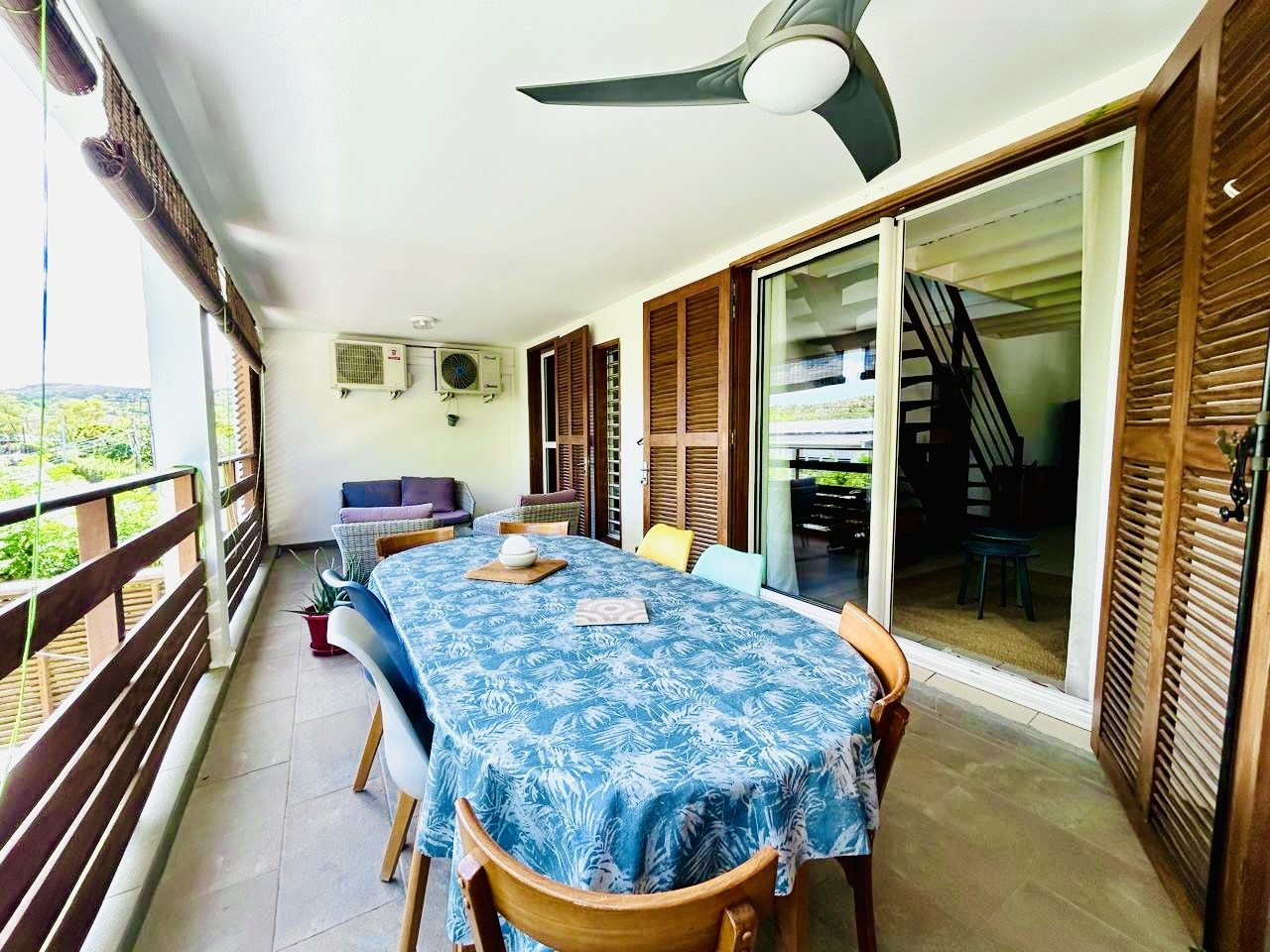 Duplex 90 m² Carrez (134 m² usable) with direct ocean view and 2 verandas of 41 m² in Saint-Gilles 3