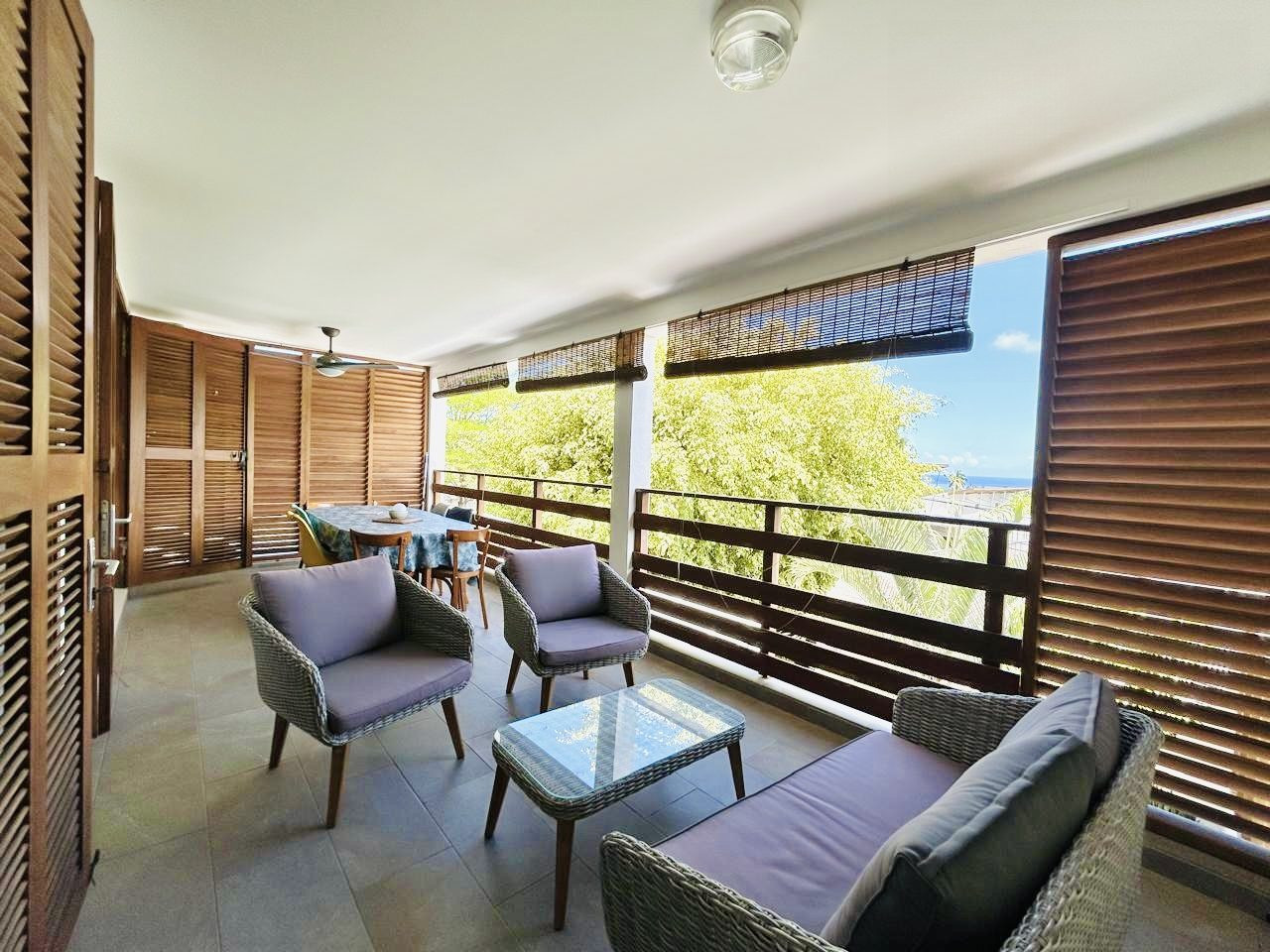 Duplex 90 m² Carrez (134 m² utiles) avec vue océan directe et 2 varangues de 41 m² à Saint-Gilles