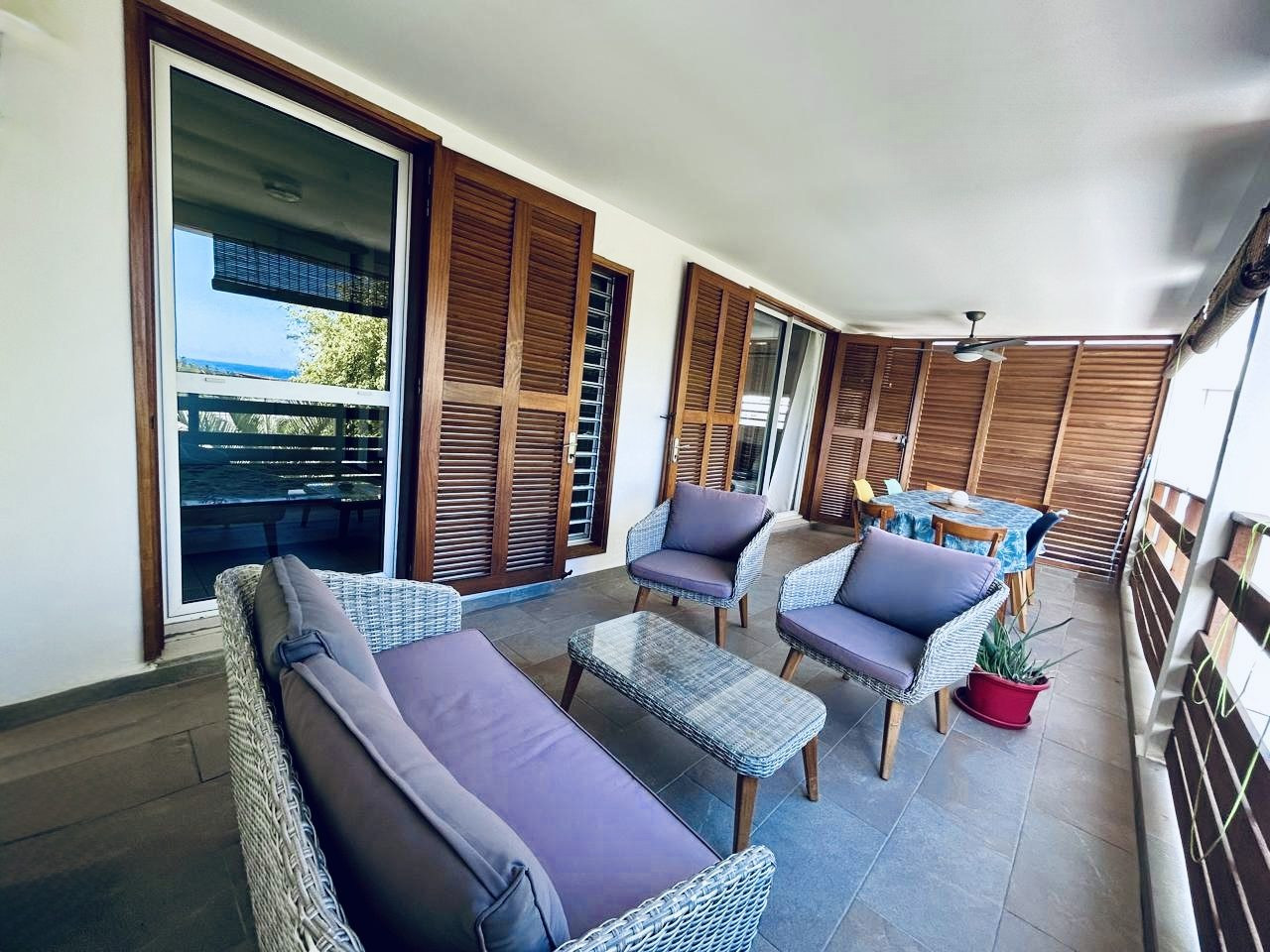Duplex 90 m² Carrez (134 m² usable) with direct ocean view and 2 verandas of 41 m² in Saint-Gilles 2