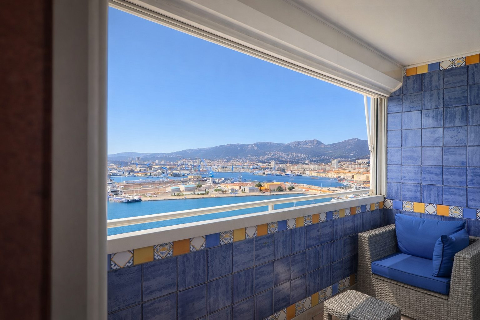 Toulon – Apartment with views, cellar and private parking 4