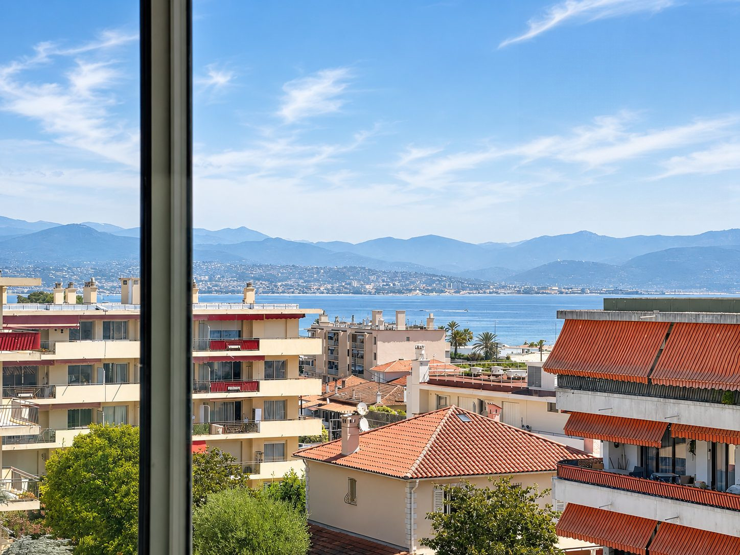 Beau 4 pièces en dernier étage avec vue dégagée et stationnement privatif