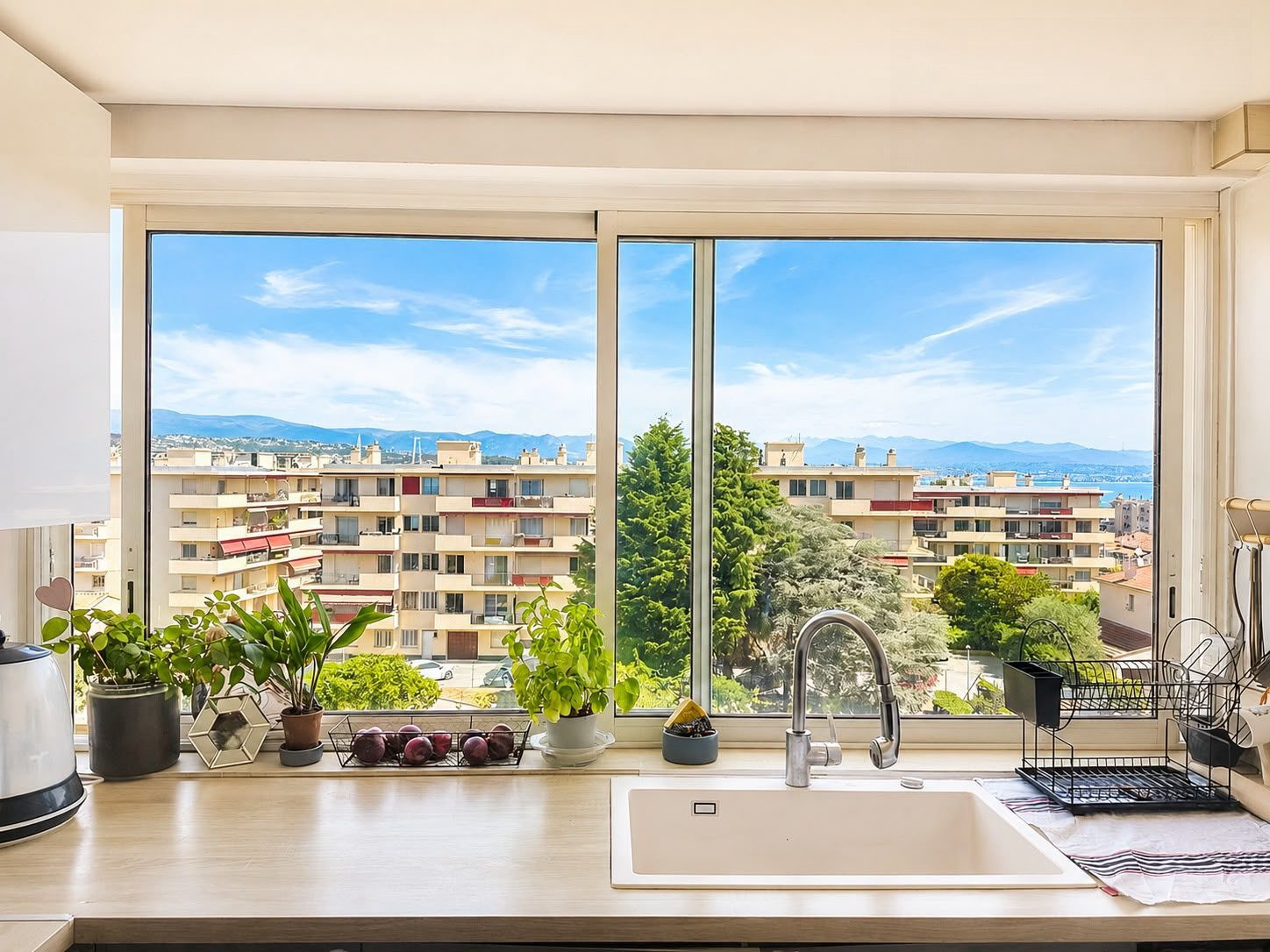Beautiful 4-room apartment on top floor with unobstructed view and private parking 3