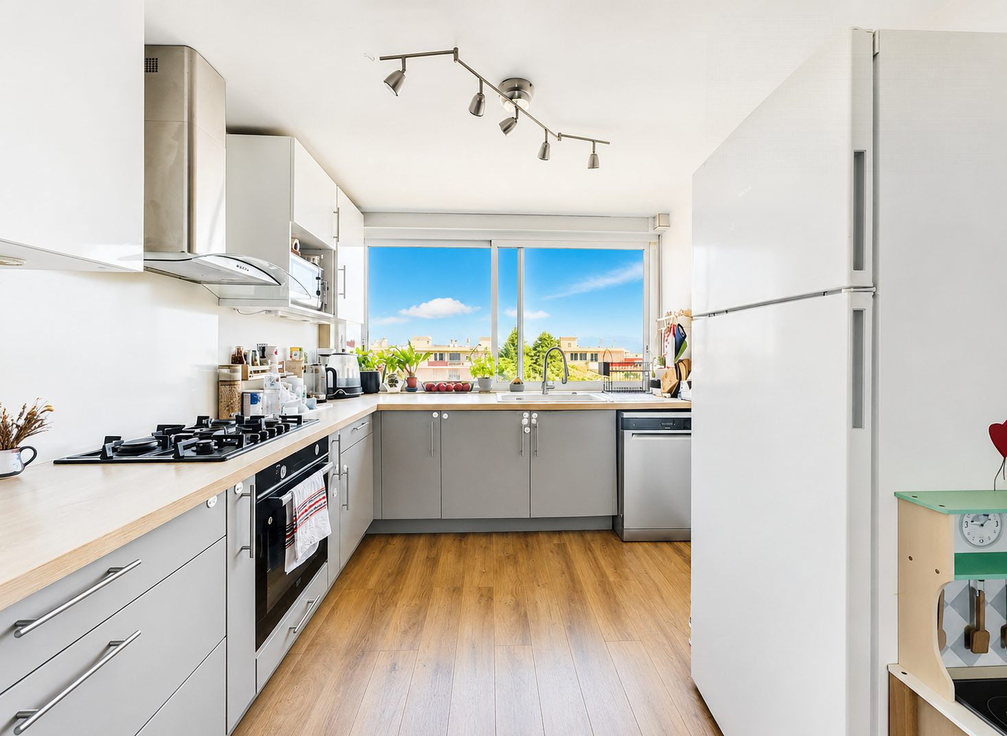 Beautiful 4-room apartment on top floor with unobstructed view and private parking 2