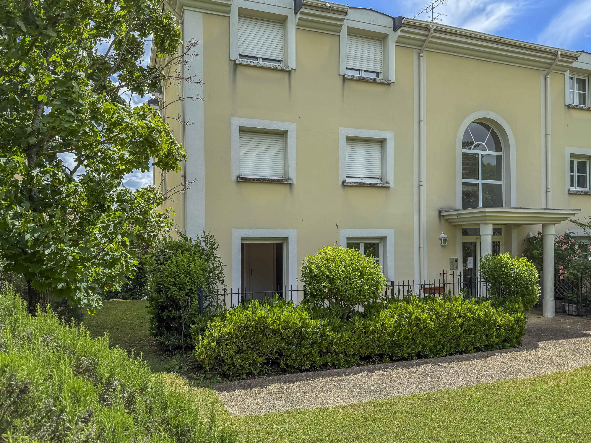 Carrières-sous-Poissy – Appartement 3 pièces avec jardin, terrasses et vue parc – Résidence recherchée