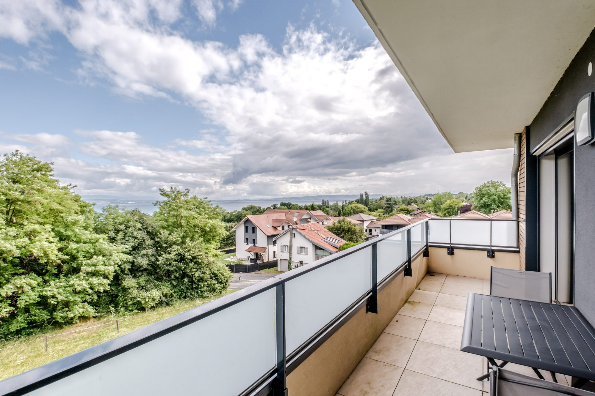 ANTHY-SUR-LÉMAN – APPARTEMENT TRAVERSANT AVEC VUE EXCEPTIONNELLE SUR LE LAC