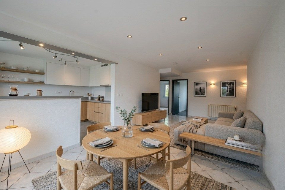 Appartement T4 traversant 84 m² - Balcon, ascenseur et parking - Douvaine