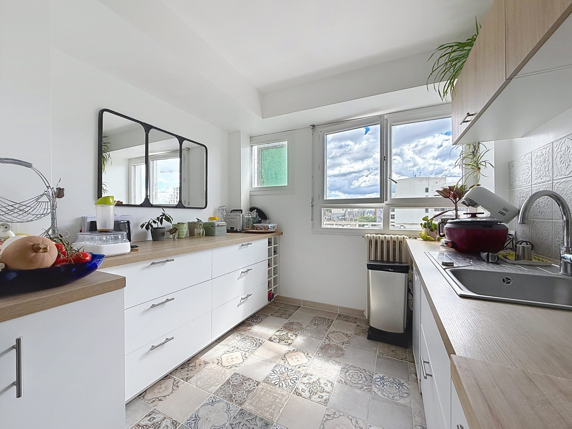 Family Cross-Through Apartment with Garage – Colombier District 4