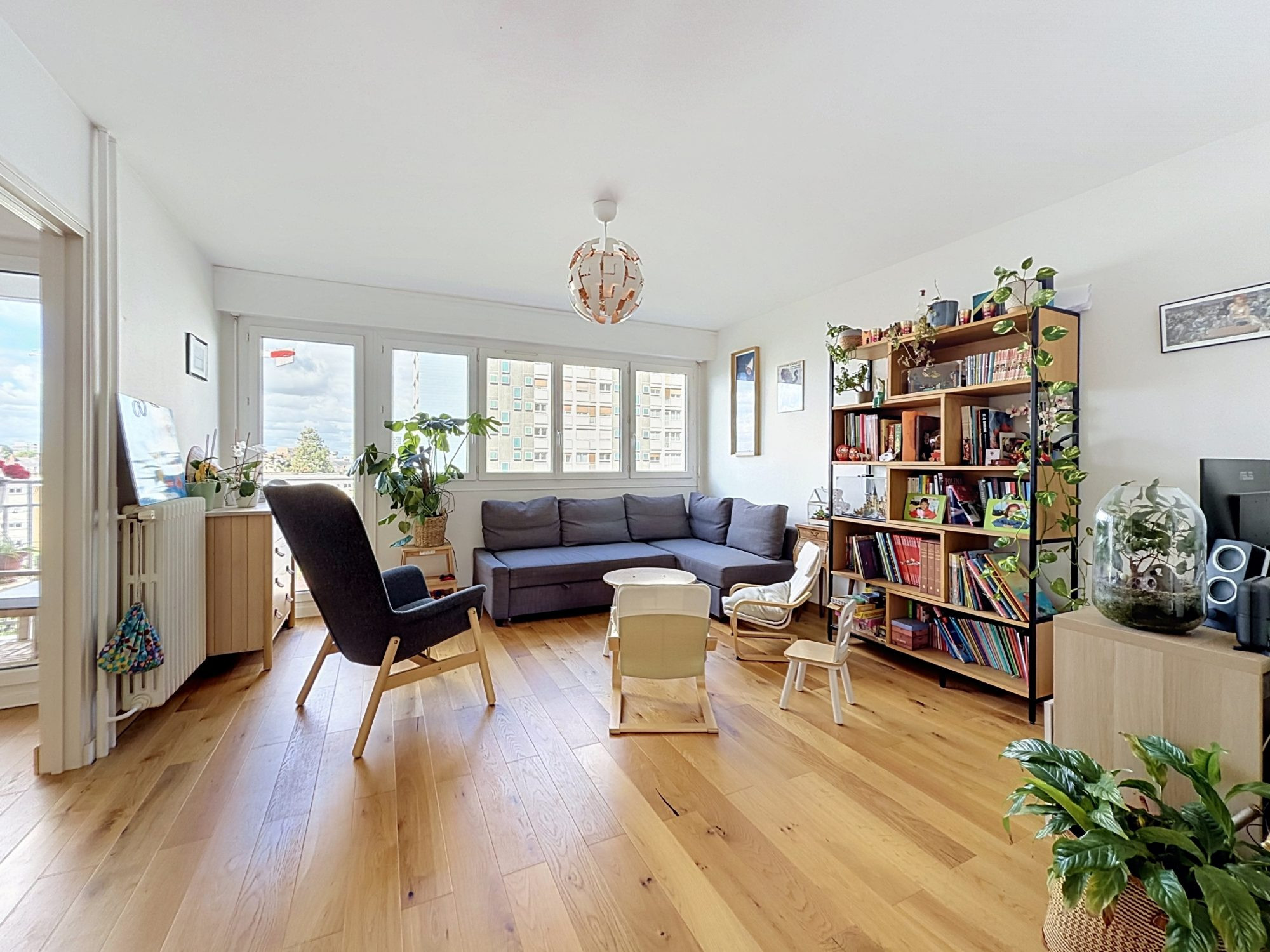 Family Cross-Through Apartment with Garage – Colombier District 5